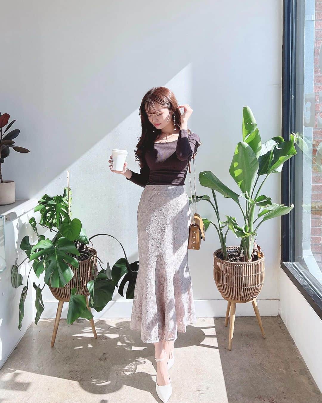Isakoさんのインスタグラム写真 - (IsakoInstagram)「最高に大人可愛いコーデを #grl で組んでみました👗💓 　  このトップス、実はミニのワンピースなの🥰トップスにしても可愛いなと思ってスカートにイン。そして肩幅が少し大きかったのでオフショルっぽく下ろしてセクシーに🌹 　 レースのマーメイドスカートもとっても可愛い🥺💓プチプラに見えない可愛さ💫  　 この可愛いカフェとも相性バッチリ👍 　 OP & Skirt  @grl_official  Bag @jimmychoo     バッグが開いているのはご愛嬌🤔笑  　  #グレイル#grl購入品#マーメイドスカート#レーススカート#大人コーデ#大人ファッション#大人女子#プチプラコーデ#グレイルコーデ#jimmychoo#ジミーチュウ#韓国ファッション」4月13日 18時01分 - ichaaako