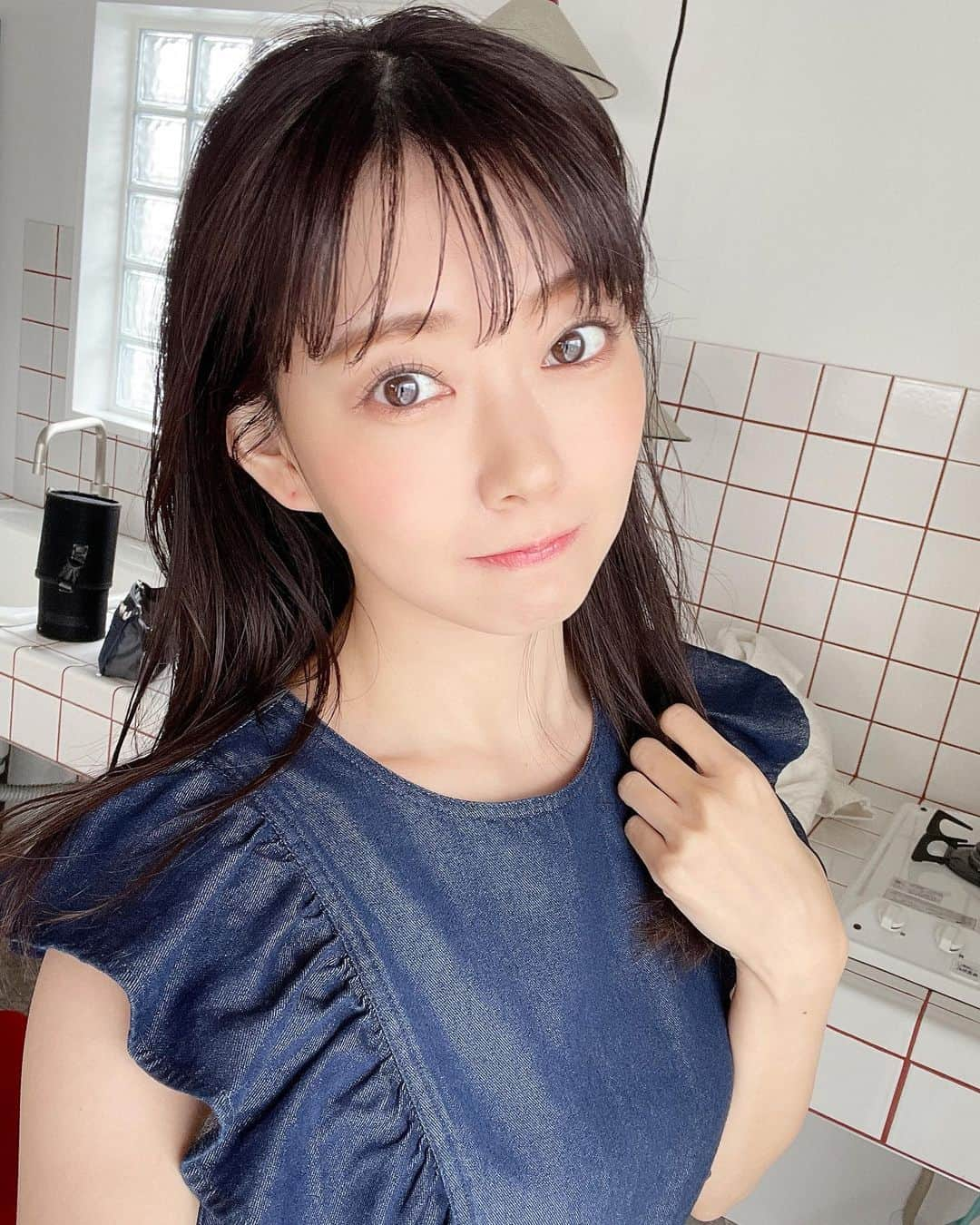 渡辺美優紀さんのインスタグラム写真 - (渡辺美優紀Instagram)「. 美人百花5月号の発売中〜♡ @bijinhyakka  オフショットを載せます🐰🌟 . この時の髪色も良き〜♡ ラベンダーアッシュだそうです💜　@hideto_momota  次またこれしよ💇🏻‍♀️ . . #美人百花 #オフショット」4月13日 18時36分 - miyukichan919