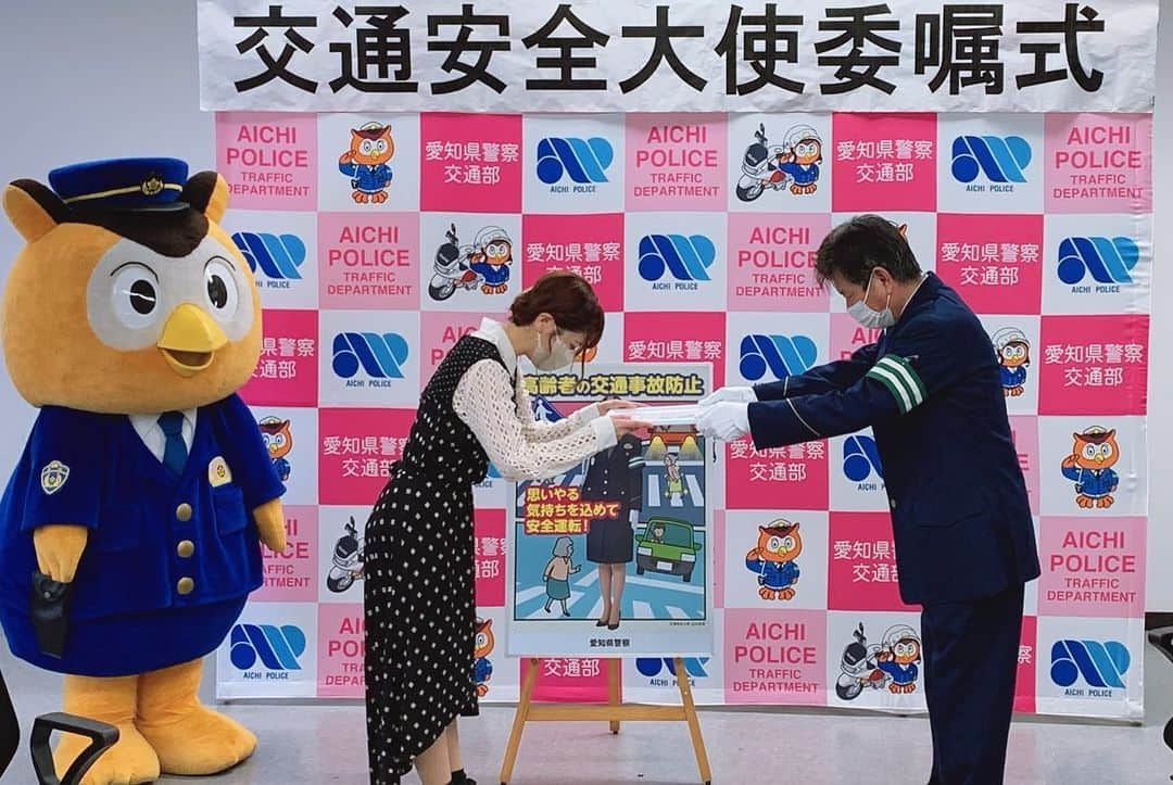 白井奈津さんのインスタグラム写真 - (白井奈津Instagram)「この度、愛知県警察の交通安全大使を務めさせて頂くことになりました👮‍♀️🚨  愛知県内の交通死亡事故は昨年減少しましたが、未だに多くの方が亡くなられている状況です。  中でも高齢者の方が亡くなられる事故が多いということで、高齢者の方に注意を呼びかけていくことはもちろん、 ドライバーの皆さんもどうか安全におもいやりのある運転をよろしくお願い致します🤲  事故を起こさないために 事故に遭わないために 交通ルールの確認と意識をしっかり持っていきましょうね🚔  ポスターやチラシも沢山これから目にして頂く機会があるかと思います🤝🌸  街でみかけた時 改めて気をつけなきゃ！と思ってもらえるきっかけになりますように🔥  #交通安全大使 #愛知県警察 #高齢者の交通事故防止 #コノハけいぶ #明日愛知県警察の公式チャンネルに交通事故防止を呼びかけた動画もアップされるので是非みてね👮‍♀️」4月13日 19時11分 - shirai_natsu