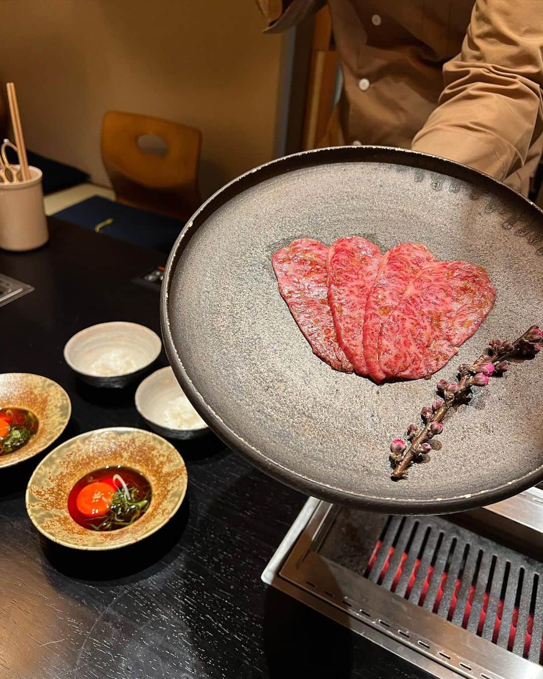 NittaSachikaさんのインスタグラム写真 - (NittaSachikaInstagram)「京都に行った際、ご招待いただきnazunaさんにある焼肉屋さんへ✨  美味しいのはもちろん、内装から器からとってもお洒落でうっとりでした…♡  お兄さんが人マジーヌを観てくれとったのが嬉しかったなぁ☺️🪄笑  #kyoto #yakiniku #bungo」4月13日 19時20分 - chacch1