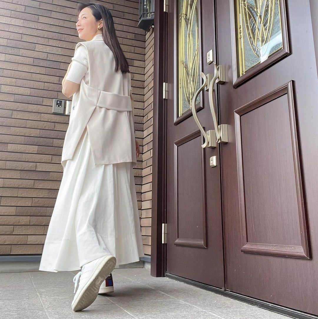 水谷雅子さんのインスタグラム写真 - (水谷雅子Instagram)「今日のコーデ✨ 日中は日差しが照りつけて暑かったですよね。 白のワントーンスタイルでお出掛けしました。 今年の春から夏のトレンドのジレ💕 シャツやカットソーなどに羽織るだけで大人のカジュアルスタイルが完成するアイテムです。 この夏爽やかに着回したいです。😉✨✨ #コーデ#ファッション #ジレ#adore #アドーア #セットアップ  #大人のカジュアル #トップス#スカート #blenheim #スニーカー#stellamccartney  #ootd #お洒落さんと繋がりたい  #水谷雅子#水谷雅子beautybook50の私  #水谷雅子の美容の秘訣シリーズ  @adore_jp @adore_jp_shop」4月13日 19時35分 - mizutanimasako