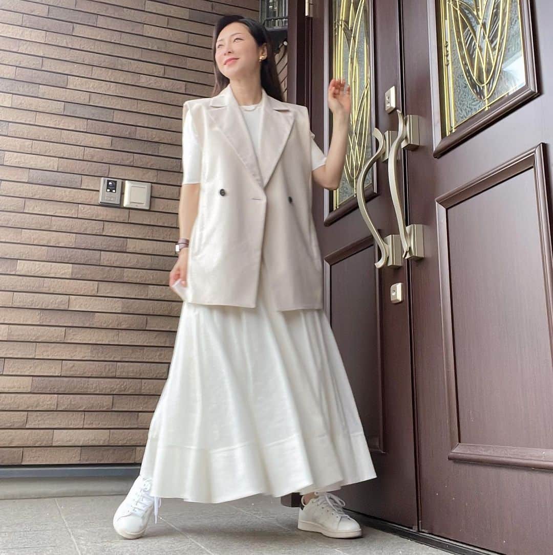 水谷雅子さんのインスタグラム写真 - (水谷雅子Instagram)「今日のコーデ✨ 日中は日差しが照りつけて暑かったですよね。 白のワントーンスタイルでお出掛けしました。 今年の春から夏のトレンドのジレ💕 シャツやカットソーなどに羽織るだけで大人のカジュアルスタイルが完成するアイテムです。 この夏爽やかに着回したいです。😉✨✨ #コーデ#ファッション #ジレ#adore #アドーア #セットアップ  #大人のカジュアル #トップス#スカート #blenheim #スニーカー#stellamccartney  #ootd #お洒落さんと繋がりたい  #水谷雅子#水谷雅子beautybook50の私  #水谷雅子の美容の秘訣シリーズ  @adore_jp @adore_jp_shop」4月13日 19時35分 - mizutanimasako