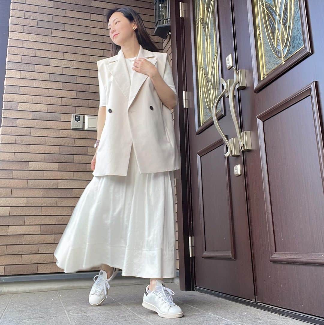 水谷雅子さんのインスタグラム写真 - (水谷雅子Instagram)「今日のコーデ✨ 日中は日差しが照りつけて暑かったですよね。 白のワントーンスタイルでお出掛けしました。 今年の春から夏のトレンドのジレ💕 シャツやカットソーなどに羽織るだけで大人のカジュアルスタイルが完成するアイテムです。 この夏爽やかに着回したいです。😉✨✨ #コーデ#ファッション #ジレ#adore #アドーア #セットアップ  #大人のカジュアル #トップス#スカート #blenheim #スニーカー#stellamccartney  #ootd #お洒落さんと繋がりたい  #水谷雅子#水谷雅子beautybook50の私  #水谷雅子の美容の秘訣シリーズ  @adore_jp @adore_jp_shop」4月13日 19時35分 - mizutanimasako