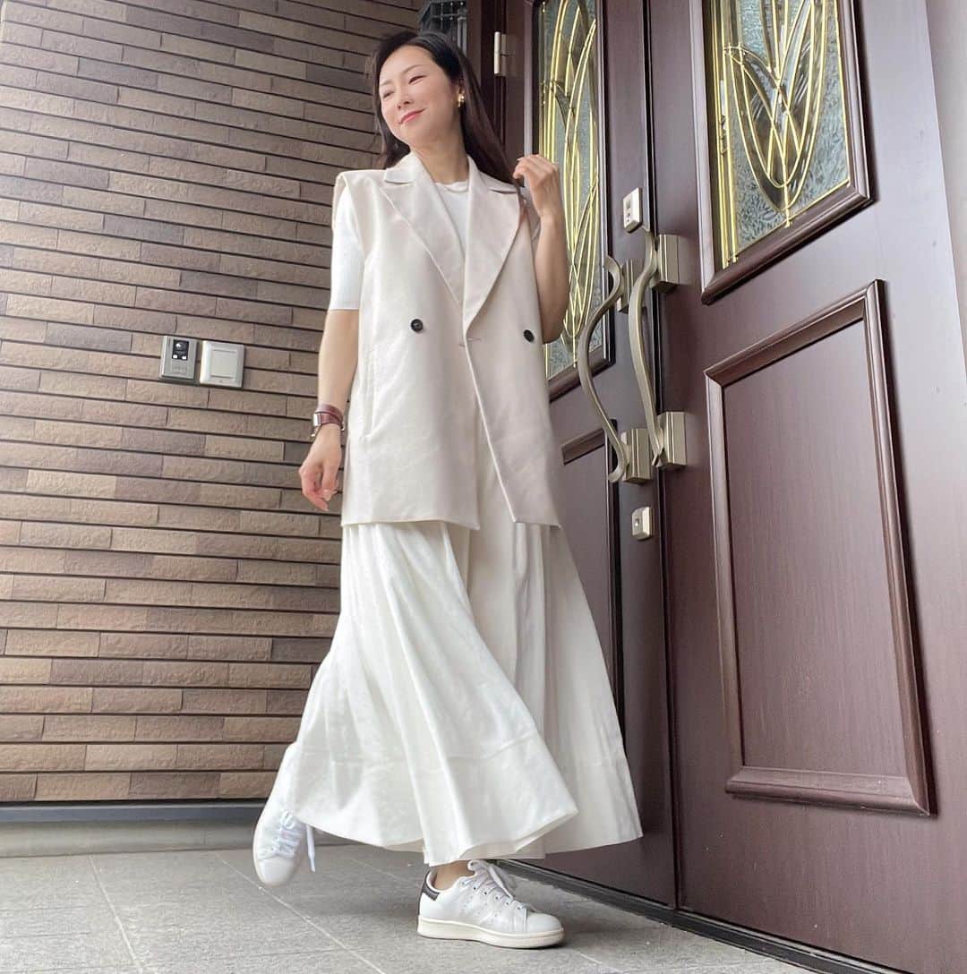 水谷雅子さんのインスタグラム写真 - (水谷雅子Instagram)「今日のコーデ✨ 日中は日差しが照りつけて暑かったですよね。 白のワントーンスタイルでお出掛けしました。 今年の春から夏のトレンドのジレ💕 シャツやカットソーなどに羽織るだけで大人のカジュアルスタイルが完成するアイテムです。 この夏爽やかに着回したいです。😉✨✨ #コーデ#ファッション #ジレ#adore #アドーア #セットアップ  #大人のカジュアル #トップス#スカート #blenheim #スニーカー#stellamccartney  #ootd #お洒落さんと繋がりたい  #水谷雅子#水谷雅子beautybook50の私  #水谷雅子の美容の秘訣シリーズ  @adore_jp @adore_jp_shop」4月13日 19時35分 - mizutanimasako