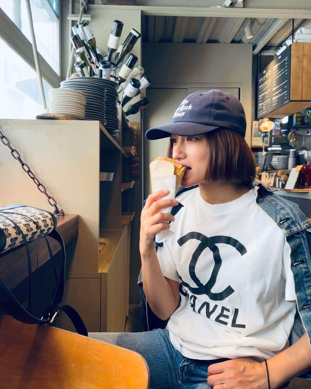 佐田真由美さんのインスタグラム写真 - (佐田真由美Instagram)「かぶりつき系 CHANELのヴィンテージTシャツ❣️ 可愛いなー 今日は、少年の様に上下デニム あれ？おじさん？w キャップ @nytimes  Tシャツ ジージャン は古着 デニムパンツは @inscrire_official  バッグ @celine  手元 バターシュガークレープ 最近髪が三角になるんだよな…💇‍♀️▲」4月13日 20時23分 - sadamayumi