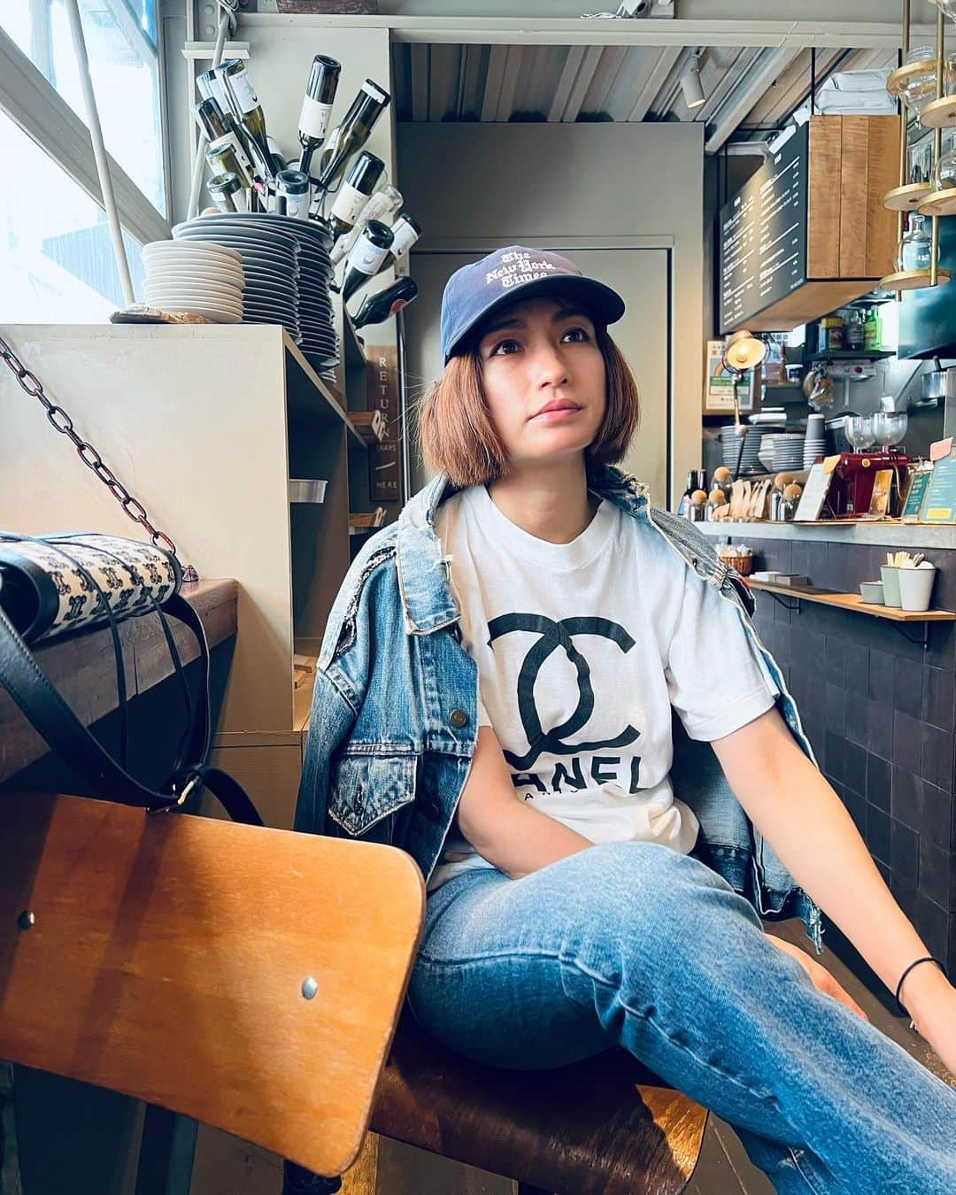 佐田真由美さんのインスタグラム写真 - (佐田真由美Instagram)「かぶりつき系 CHANELのヴィンテージTシャツ❣️ 可愛いなー 今日は、少年の様に上下デニム あれ？おじさん？w キャップ @nytimes  Tシャツ ジージャン は古着 デニムパンツは @inscrire_official  バッグ @celine  手元 バターシュガークレープ 最近髪が三角になるんだよな…💇‍♀️▲」4月13日 20時23分 - sadamayumi