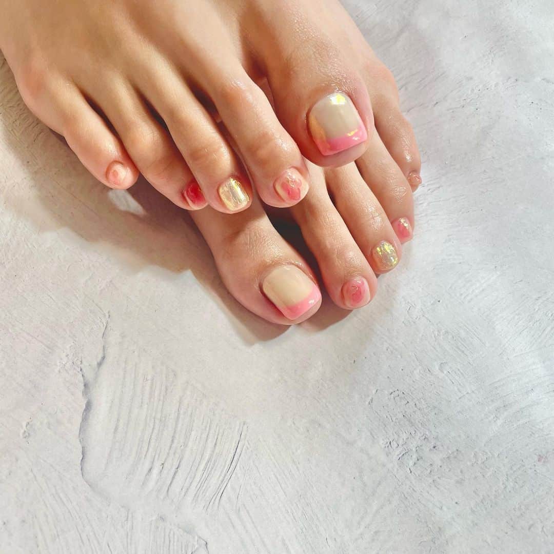 北川楓夏さんのインスタグラム写真 - (北川楓夏Instagram)「New nail👣💅  秋田の桜も開花間近🌸 ということで足元にも春を😊✨  普段はなかなか乗せない鮮やかなピンク色なのですが お任せデザインで大人可愛いネイルにしてもらいました😍  ( @says_nail )  #akita #秋田 #nail #ニュアンスネイル #奥行きネイル #クセありネイル #オーロラネイル #2022spring #春ネイル #桜 #さくらネイル #spring #pink #saysnail #お任せネイル #saysネイル #footnail #鮮やかカラー」4月13日 20時57分 - fuka.kitagawa