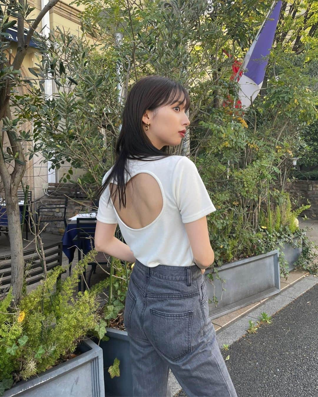 谷川菜奈さんのインスタグラム写真 - (谷川菜奈Instagram)「白Tにデニム👖 背中のあき具合が可愛いの🫶🏻 どっちも @leannofficial 🖤 t-sh  名古屋popup先行発売 denim 発売中 #153cmコーデ」4月13日 21時03分 - pechi.130