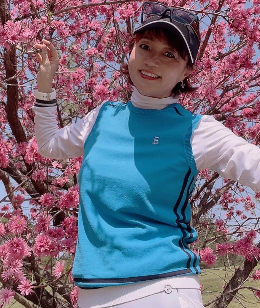 橋本志穂さんのインスタグラム写真 - (橋本志穂Instagram)「八重桜 椿 西洋石楠花 菊桃 どの花もとても綺麗で ゴルフどころじゃなかった笑  6日連続ゴルフの最終日も 疲れ知らずで楽しみました  #ゴルフ女子 #ゴルフウェア #春コーデ @lanvin_sport_official」4月13日 21時53分 - shihohashimoto3