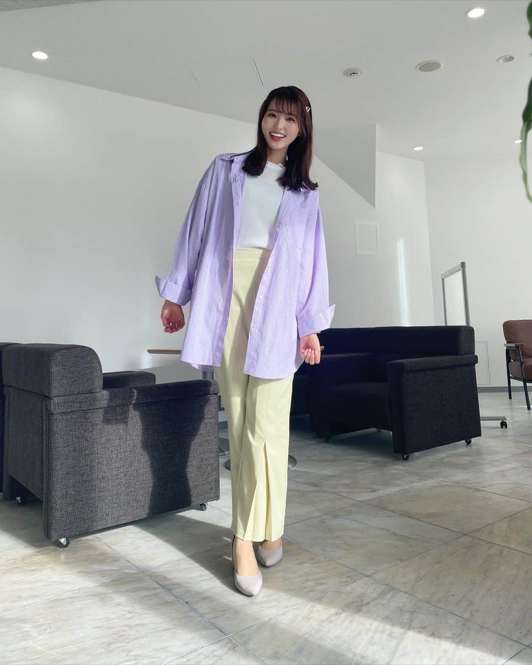 山下七子さんのインスタグラム写真 - (山下七子Instagram)「こんばんは🍀 今日も1日お疲れ様でした✨  昨日のアサデス。KBCの衣装は @retrogirl_official さんの ・白のシアーハイネック ・ラベンダーのストライプシャツ ・黄緑のパンツ シアートップスやラベンダーや黄緑のカラーの爽やかで可愛い春コーデ🫐🥑 私はパーソナルカラーがブルベ夏なのでラベンダーの色味はテンションが上がります✨ ちなみにシャツに合わせて明るいピンクの色味のリップを塗りましたーーーー💄 この時期、シャツはボタンを閉めて着たり、羽織ったり出来るので一つ持ってると着回し出来て良いですね♪♪ 私もシャツワンピースをゲットしました🦜  そして七子のNピン付けたよー♪ パールのピンなのでお洒落でガーリーな印象になります💎💎  今日はコーヒーゼリーとピスタチオチョコレートと抹茶のチョコレートを買ったので明日からのおやつタイムが楽しみで何でも頑張れそうです🍫☕️♡わくわくわく  週の後半も頑張りましょうー！！！！！！  #アサデス#アサデスkbc #KBC#福岡県#お天気アシスタント#お天気#春コーデ#春メイク#ブルベ夏 #ストライプシャツ #ラベンダーカラー #シアートップス #カラーパンツ #パールピン#イニシャルピン#ヘアピンアレンジ #ミディアムヘアアレンジ」4月13日 21時54分 - yamashita_nanako