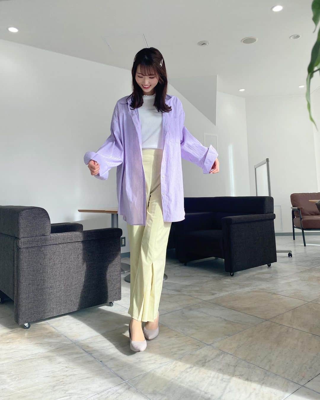 山下七子さんのインスタグラム写真 - (山下七子Instagram)「こんばんは🍀 今日も1日お疲れ様でした✨  昨日のアサデス。KBCの衣装は @retrogirl_official さんの ・白のシアーハイネック ・ラベンダーのストライプシャツ ・黄緑のパンツ シアートップスやラベンダーや黄緑のカラーの爽やかで可愛い春コーデ🫐🥑 私はパーソナルカラーがブルベ夏なのでラベンダーの色味はテンションが上がります✨ ちなみにシャツに合わせて明るいピンクの色味のリップを塗りましたーーーー💄 この時期、シャツはボタンを閉めて着たり、羽織ったり出来るので一つ持ってると着回し出来て良いですね♪♪ 私もシャツワンピースをゲットしました🦜  そして七子のNピン付けたよー♪ パールのピンなのでお洒落でガーリーな印象になります💎💎  今日はコーヒーゼリーとピスタチオチョコレートと抹茶のチョコレートを買ったので明日からのおやつタイムが楽しみで何でも頑張れそうです🍫☕️♡わくわくわく  週の後半も頑張りましょうー！！！！！！  #アサデス#アサデスkbc #KBC#福岡県#お天気アシスタント#お天気#春コーデ#春メイク#ブルベ夏 #ストライプシャツ #ラベンダーカラー #シアートップス #カラーパンツ #パールピン#イニシャルピン#ヘアピンアレンジ #ミディアムヘアアレンジ」4月13日 21時54分 - yamashita_nanako