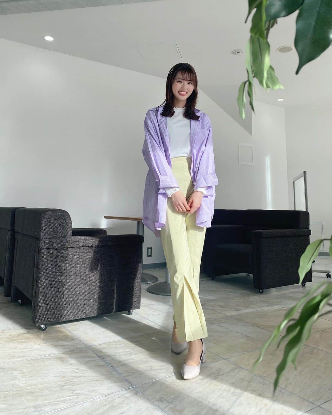 山下七子さんのインスタグラム写真 - (山下七子Instagram)「こんばんは🍀 今日も1日お疲れ様でした✨  昨日のアサデス。KBCの衣装は @retrogirl_official さんの ・白のシアーハイネック ・ラベンダーのストライプシャツ ・黄緑のパンツ シアートップスやラベンダーや黄緑のカラーの爽やかで可愛い春コーデ🫐🥑 私はパーソナルカラーがブルベ夏なのでラベンダーの色味はテンションが上がります✨ ちなみにシャツに合わせて明るいピンクの色味のリップを塗りましたーーーー💄 この時期、シャツはボタンを閉めて着たり、羽織ったり出来るので一つ持ってると着回し出来て良いですね♪♪ 私もシャツワンピースをゲットしました🦜  そして七子のNピン付けたよー♪ パールのピンなのでお洒落でガーリーな印象になります💎💎  今日はコーヒーゼリーとピスタチオチョコレートと抹茶のチョコレートを買ったので明日からのおやつタイムが楽しみで何でも頑張れそうです🍫☕️♡わくわくわく  週の後半も頑張りましょうー！！！！！！  #アサデス#アサデスkbc #KBC#福岡県#お天気アシスタント#お天気#春コーデ#春メイク#ブルベ夏 #ストライプシャツ #ラベンダーカラー #シアートップス #カラーパンツ #パールピン#イニシャルピン#ヘアピンアレンジ #ミディアムヘアアレンジ」4月13日 21時54分 - yamashita_nanako