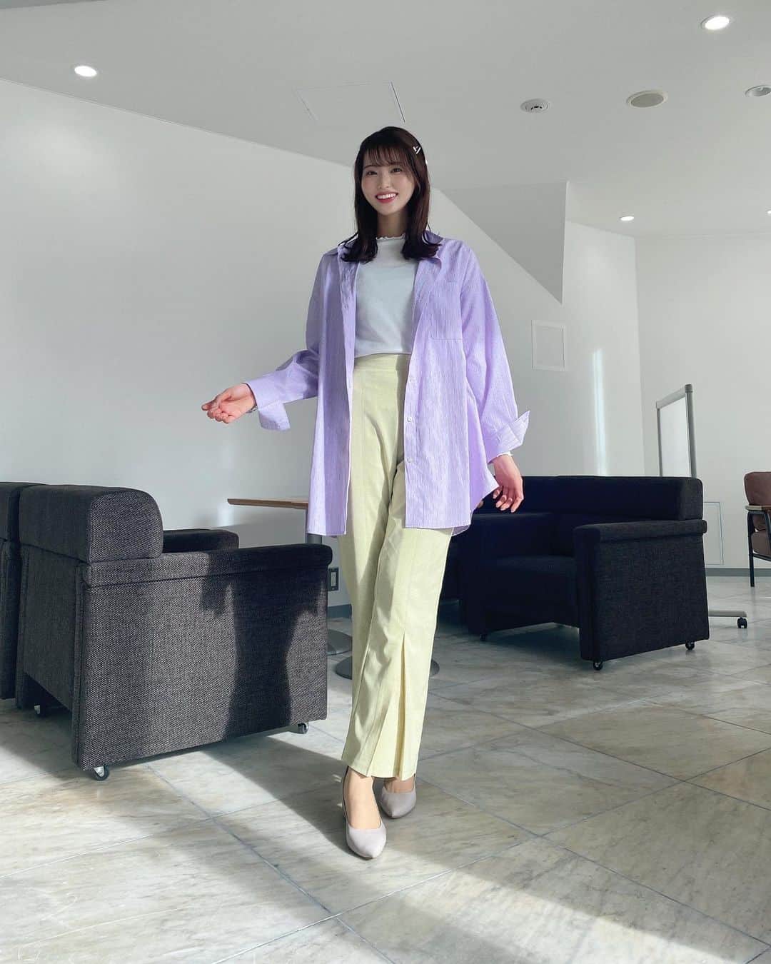 山下七子さんのインスタグラム写真 - (山下七子Instagram)「こんばんは🍀 今日も1日お疲れ様でした✨  昨日のアサデス。KBCの衣装は @retrogirl_official さんの ・白のシアーハイネック ・ラベンダーのストライプシャツ ・黄緑のパンツ シアートップスやラベンダーや黄緑のカラーの爽やかで可愛い春コーデ🫐🥑 私はパーソナルカラーがブルベ夏なのでラベンダーの色味はテンションが上がります✨ ちなみにシャツに合わせて明るいピンクの色味のリップを塗りましたーーーー💄 この時期、シャツはボタンを閉めて着たり、羽織ったり出来るので一つ持ってると着回し出来て良いですね♪♪ 私もシャツワンピースをゲットしました🦜  そして七子のNピン付けたよー♪ パールのピンなのでお洒落でガーリーな印象になります💎💎  今日はコーヒーゼリーとピスタチオチョコレートと抹茶のチョコレートを買ったので明日からのおやつタイムが楽しみで何でも頑張れそうです🍫☕️♡わくわくわく  週の後半も頑張りましょうー！！！！！！  #アサデス#アサデスkbc #KBC#福岡県#お天気アシスタント#お天気#春コーデ#春メイク#ブルベ夏 #ストライプシャツ #ラベンダーカラー #シアートップス #カラーパンツ #パールピン#イニシャルピン#ヘアピンアレンジ #ミディアムヘアアレンジ」4月13日 21時54分 - yamashita_nanako