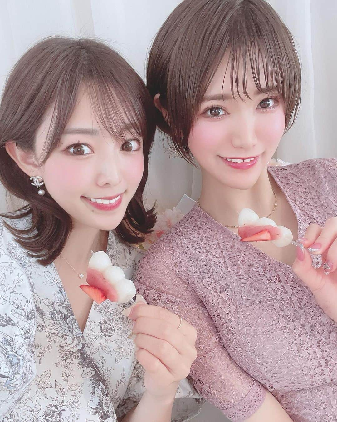 相良ましろさんのインスタグラム写真 - (相良ましろInstagram)「. なんとなんと！シンディちゃんと桜のアフヌンに行ってきました🌸😍   前から可愛くて推してたシンディちゃんにまさかの見つけてくださって、フォローしてくれて遊びにまで誘ってくれて天使すぎるし、本当に嬉しかったの🥲♥️(通知来た時鳥肌止まらなかった笑)  シンディちゃん、そのまんますぎてミディアムヘアもほんとに可愛かったし優しくて自分をもっててもっと好きになっちゃった🥰✨  美味しい物食べて映えて沢山語って楽しくて幸せすぎた🥺🥺💕 まだまだ時間足りないのでまた私と遊んでくれるとうれしんでぃです😭🌼🙇‍♀️  キューピットになってくれたネイリストのはるかさんにも感謝🥹🫶  . #ショートヘア仲間 #gingergardenaoyama #moskabygingergarden #アフターヌーンティー #アフヌン #桜スイーツ #表参道カフェ #表参道グルメ #青山カフェ #カフェ巡り #うれしんでぃ」4月13日 22時05分 - mashiro_sagara