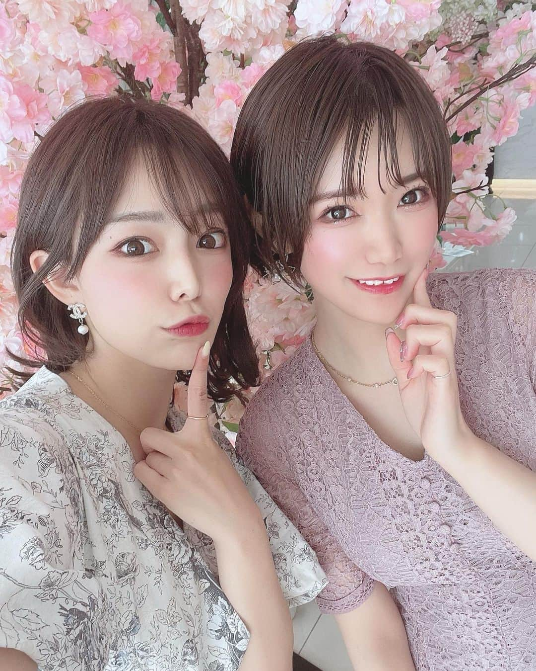 相良ましろさんのインスタグラム写真 - (相良ましろInstagram)「. なんとなんと！シンディちゃんと桜のアフヌンに行ってきました🌸😍   前から可愛くて推してたシンディちゃんにまさかの見つけてくださって、フォローしてくれて遊びにまで誘ってくれて天使すぎるし、本当に嬉しかったの🥲♥️(通知来た時鳥肌止まらなかった笑)  シンディちゃん、そのまんますぎてミディアムヘアもほんとに可愛かったし優しくて自分をもっててもっと好きになっちゃった🥰✨  美味しい物食べて映えて沢山語って楽しくて幸せすぎた🥺🥺💕 まだまだ時間足りないのでまた私と遊んでくれるとうれしんでぃです😭🌼🙇‍♀️  キューピットになってくれたネイリストのはるかさんにも感謝🥹🫶  . #ショートヘア仲間 #gingergardenaoyama #moskabygingergarden #アフターヌーンティー #アフヌン #桜スイーツ #表参道カフェ #表参道グルメ #青山カフェ #カフェ巡り #うれしんでぃ」4月13日 22時05分 - mashiro_sagara