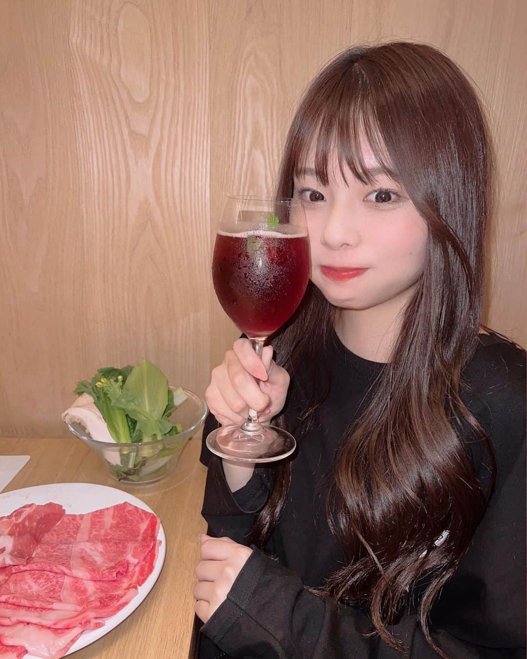 河本景さんのインスタグラム写真 - (河本景Instagram)「かのとつかだでしゃぶしゃぶディナー🍽🥺  2人でお酒飲むの初めて〜 あまおうキティもお肉も美味しかったあ絶対また行く！！！  #しゃぶしゃぶつかだ」4月13日 22時26分 - onkeikein