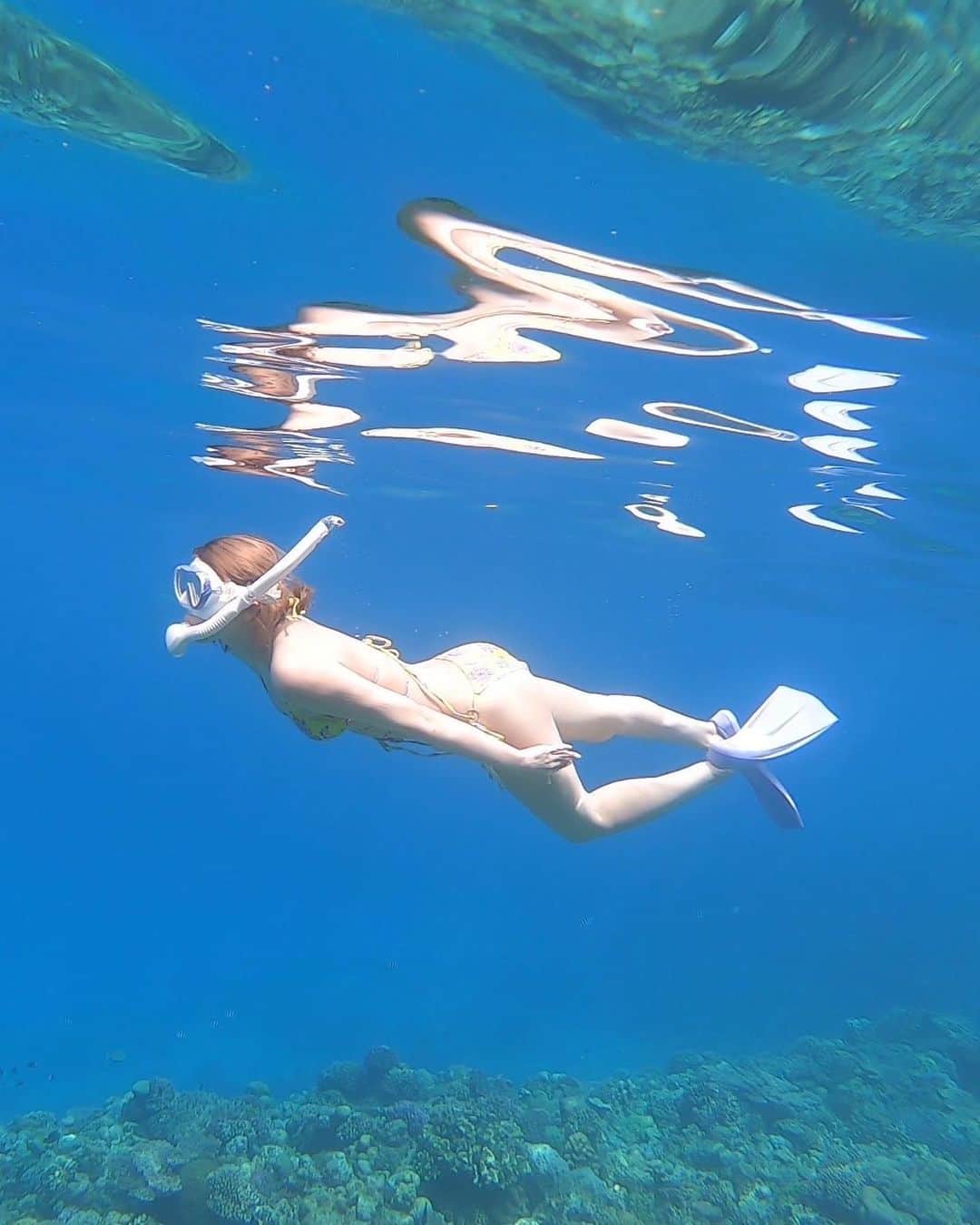 ききまるさんのインスタグラム写真 - (ききまるInstagram)「シュノーケリング大好き！🐠🌺 インスタ映え写真を撮ったあとにしっかり綺麗な海を満喫した！  . ガチ泳ぎシュールすぎる。 . ゴープロの写真なので無加工ですお手柔らかに〜📸 . . #沖縄旅行 #沖縄観光 #沖縄観光スポット #水納島 #シュノーケリング　#シュノーケリングスポット #シュノーケリング沖縄 #アクティブ女子 #アクティビティ #マリンスポーツ　#マリンスポーツ女子 #素潜り #素潜り女子 #沖縄の海」4月13日 22時56分 - kikigram_97