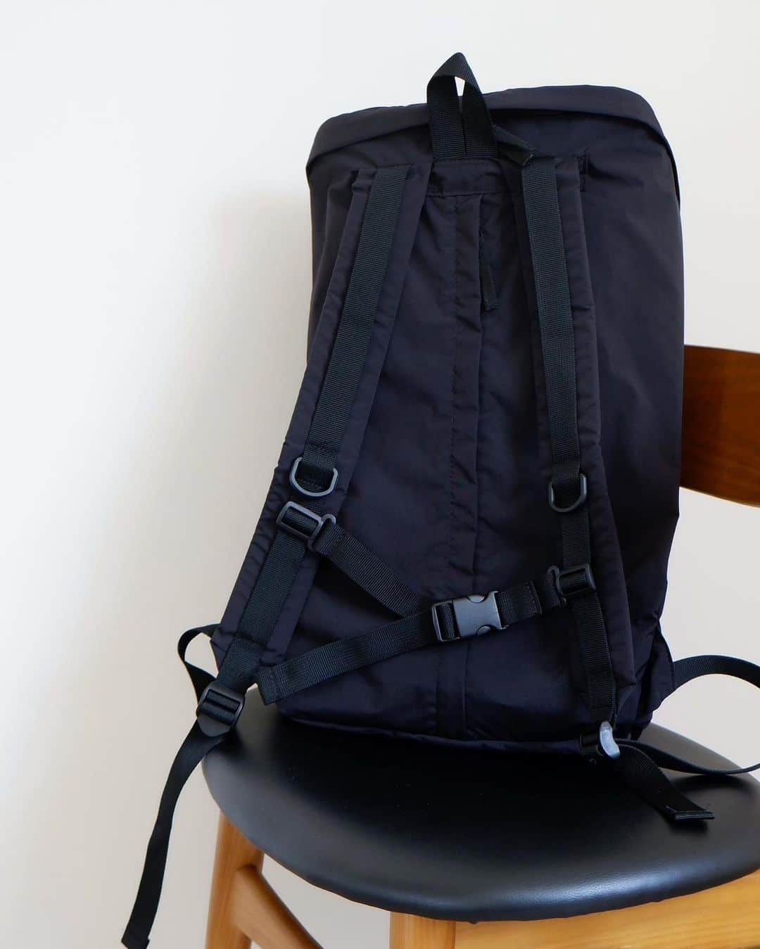 武智志穂さんのインスタグラム写真 - (武智志穂Instagram)「【Useful Backpack】¥3,810税込  先日ストーリーズでご紹介していた、軽くて大容量で使い勝手の良いバックパックが発売開始となりました☺️ お出掛けや旅行が増える夏のマザーズバッグにもぴったりです❣️  無駄を削ぎ落としたシンプルなデザイン＆いろんな箇所でベルトの調節が可能なので、パパとも兼用でお使いいただけます。 パンパースLサイズ58枚入りが楽々すっぽりと入る大きさで、取り外し可能なポーチも付属しています。 このバックパック1番のおすすめポイントは、背中にジップがついているところ💯 このジップがあるおかげで、底にある荷物もストレスを感じることなく取り出すことが可能です。 荷物がぐちゃぐちゃにならなくて済む✨ これなら荷物を沢山入れても探しやすい👏  このクオリティでこのお値段。 TOKYO GIRLS MARKETアプリ、 またはTOKYO GIRLS MARKET公式サイト内からアイテムを購入することが出来ます🤳 是非チェックしてみてくださいね💁🏻‍♀️ @tokyogirlsmarket_official  （今ならストーリーズからもご覧いただけます。）」4月14日 9時17分 - shiho_takechi