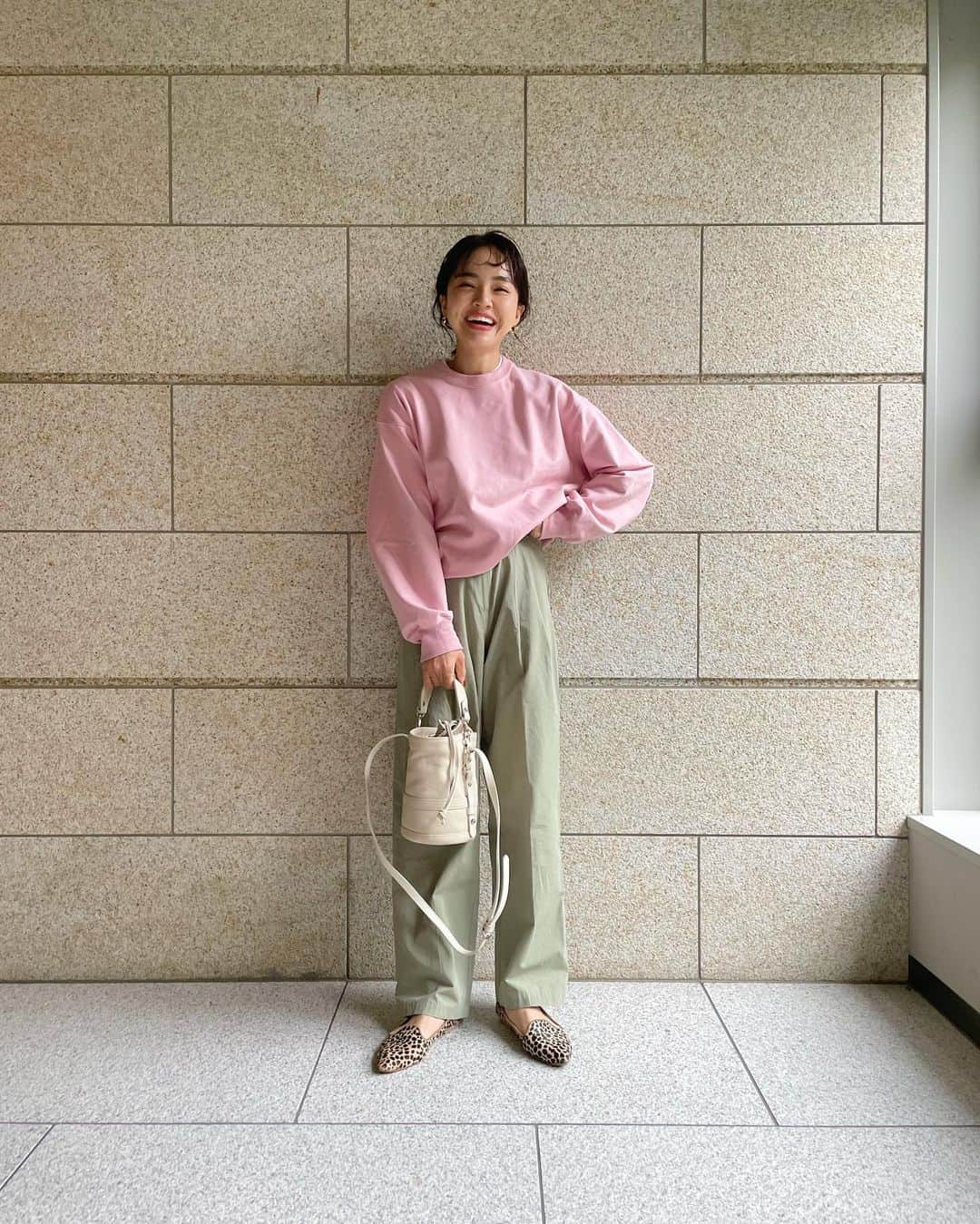 春名亜美さんのインスタグラム写真 - (春名亜美Instagram)「🌸🌸🌸  #TOPS @synetokyo_official × @akinyc  #PANTS @fromfirstmusee  #BAG @ohgaofficial  ・ ・ ・ #synetokyo #fromfirstmusee #ohga #ママコーディネート #ママコーデ」4月14日 16時26分 - amiharunaami