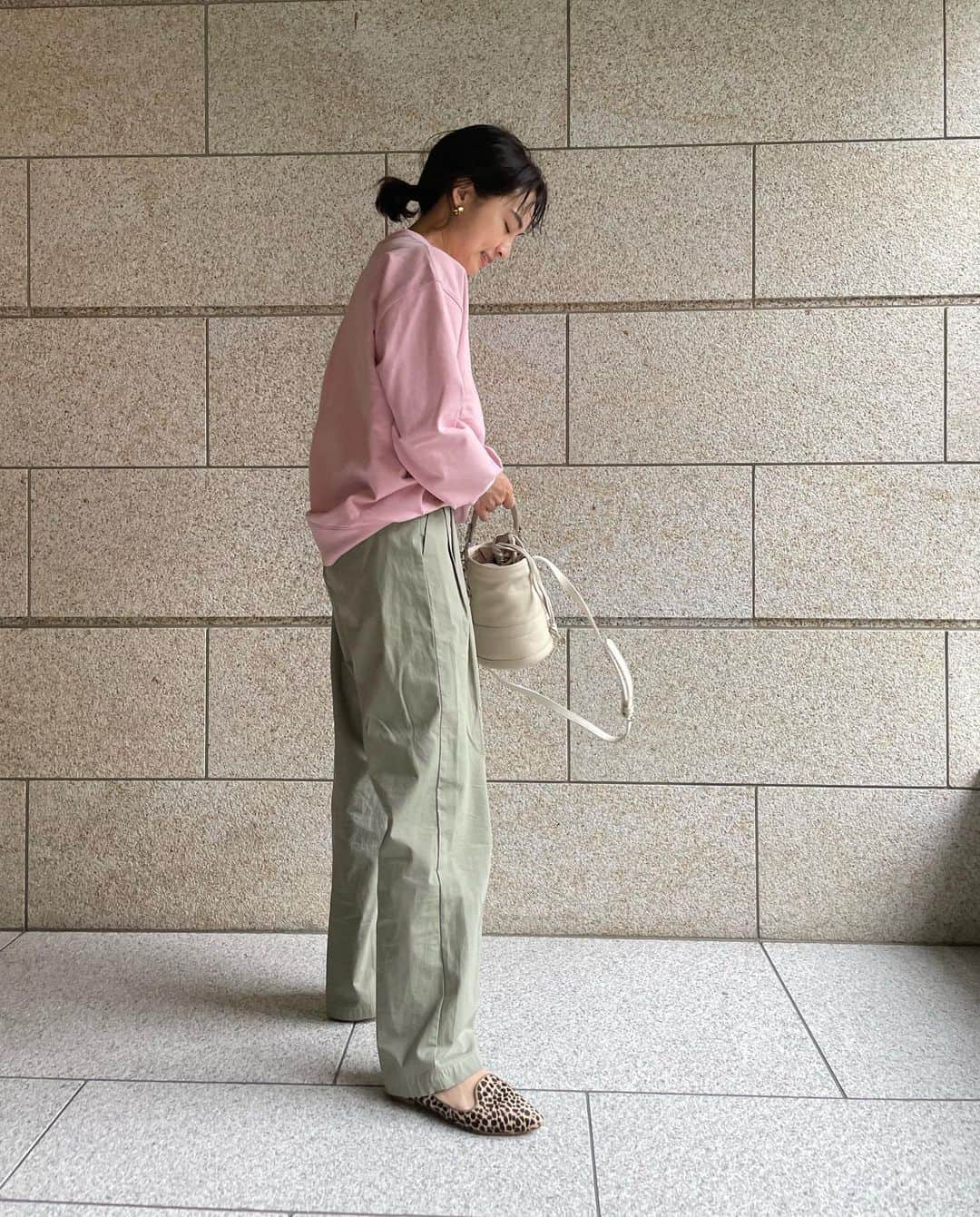 春名亜美さんのインスタグラム写真 - (春名亜美Instagram)「🌸🌸🌸  #TOPS @synetokyo_official × @akinyc  #PANTS @fromfirstmusee  #BAG @ohgaofficial  ・ ・ ・ #synetokyo #fromfirstmusee #ohga #ママコーディネート #ママコーデ」4月14日 16時26分 - amiharunaami