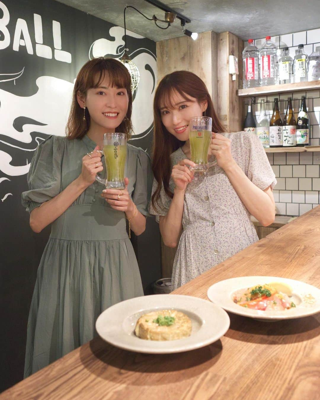 小越しほみさんのインスタグラム写真 - (小越しほみInstagram)「かんぱーい🍻🤍 ・ 野毛にでたばかりの満点ホール @noge_mantenhall に お招き頂きはるかちゃんと行ってきたよ☺️ ・ こういう雰囲気の場所すきだなぁ～久々に来た感✨ ・ 中の3店舗ハシゴしてきたのでレポするね🙋‍♀️ ・ ・ ・ ・ ・ 🏮FIRE BALL @noge_fireball ・ 囲炉裏を使ったメニューがメインのお店🥓 ・ カマンベール藁焼き頼んだら目の前で焼いてくれて ほくほくで美味しかった❤️‍🔥 ・ 黒ソイと鎌倉野菜のカルパッチョは 身がかなりボリューミーで さっぱりめだけど食べた感しっかりで好きな感じ😋 ・ コの字カウンターもアットホームでよきでした🙆🏻‍♀️ ・ ・ ・ 🏮風太郎 @poohtaro_noge  ・ 串焼き幾つか頼んでみたんだけど ジューシーさがしっかり残ってて美味しかった💓 ・ 特にレバーが鮮度抜群で柔らかくて クセも強くなく食べやすかったよ☺️ ・ お酒の種類も豊富🍶✨ ・ ・ ・ 🏮酔ってけBARほりぷり @yottekebar.horipuri ・ カラオケBARでハワイアンな内装が可愛い🌺 ・ 空間広くてこのご時世にも安心だし 食後にゆったりするのにぴったりだったよ🤲🏻 ・ カラオケも久々すぎたけど ストレス発散で楽しかったー！🥳 ・ ・ ・ ・ ・ ・ ・ ・ #野毛 #野毛グルメ #炭焼 #焼き豚 #焼き鳥 #レバー #満天ホール #風太郎 #ファイヤーボール #肉巻き串 #野菜肉巻き串 #宮崎牛 #自家製ジャーキー #藁焼き #旬の魚 #炭火焼 #立ち飲み #コノジカウンター #ビストロ #酔ってけbarほりぷり #スナック #カラオケバー #満天ホール #桜木町 #ショット #シャンパン #kp #マイメンのマイメンはマイメン」4月14日 18時44分 - shihomi1129