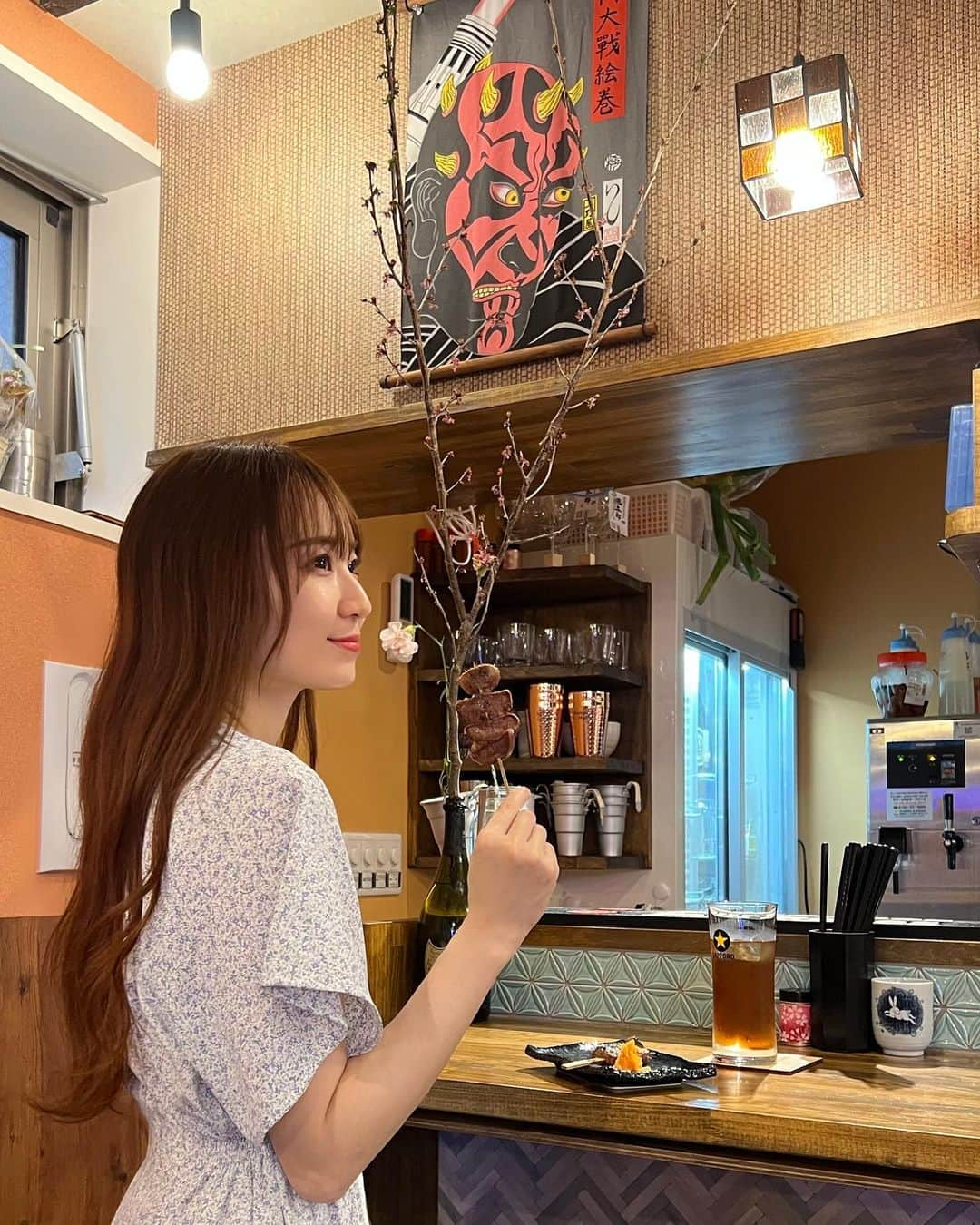 小越しほみさんのインスタグラム写真 - (小越しほみInstagram)「かんぱーい🍻🤍 ・ 野毛にでたばかりの満点ホール @noge_mantenhall に お招き頂きはるかちゃんと行ってきたよ☺️ ・ こういう雰囲気の場所すきだなぁ～久々に来た感✨ ・ 中の3店舗ハシゴしてきたのでレポするね🙋‍♀️ ・ ・ ・ ・ ・ 🏮FIRE BALL @noge_fireball ・ 囲炉裏を使ったメニューがメインのお店🥓 ・ カマンベール藁焼き頼んだら目の前で焼いてくれて ほくほくで美味しかった❤️‍🔥 ・ 黒ソイと鎌倉野菜のカルパッチョは 身がかなりボリューミーで さっぱりめだけど食べた感しっかりで好きな感じ😋 ・ コの字カウンターもアットホームでよきでした🙆🏻‍♀️ ・ ・ ・ 🏮風太郎 @poohtaro_noge  ・ 串焼き幾つか頼んでみたんだけど ジューシーさがしっかり残ってて美味しかった💓 ・ 特にレバーが鮮度抜群で柔らかくて クセも強くなく食べやすかったよ☺️ ・ お酒の種類も豊富🍶✨ ・ ・ ・ 🏮酔ってけBARほりぷり @yottekebar.horipuri ・ カラオケBARでハワイアンな内装が可愛い🌺 ・ 空間広くてこのご時世にも安心だし 食後にゆったりするのにぴったりだったよ🤲🏻 ・ カラオケも久々すぎたけど ストレス発散で楽しかったー！🥳 ・ ・ ・ ・ ・ ・ ・ ・ #野毛 #野毛グルメ #炭焼 #焼き豚 #焼き鳥 #レバー #満天ホール #風太郎 #ファイヤーボール #肉巻き串 #野菜肉巻き串 #宮崎牛 #自家製ジャーキー #藁焼き #旬の魚 #炭火焼 #立ち飲み #コノジカウンター #ビストロ #酔ってけbarほりぷり #スナック #カラオケバー #満天ホール #桜木町 #ショット #シャンパン #kp #マイメンのマイメンはマイメン」4月14日 18時44分 - shihomi1129