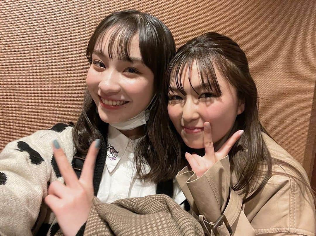 太田雫さんのインスタグラム写真 - (太田雫Instagram)「・ ・ ななちゃん、かのんちゃん、くるみちゃんと🌼🤍 ・ 改めてご卒業おめでとうございます…♡ ・ ・ ・ #ニコラ#太田雫#野崎奈菜 ちゃん#北川花音 ちゃん#池未来実 ちゃん #nicola#ニコモ#ニコラ5月号発売中#オフショ」4月14日 19時26分 - _shizukuota