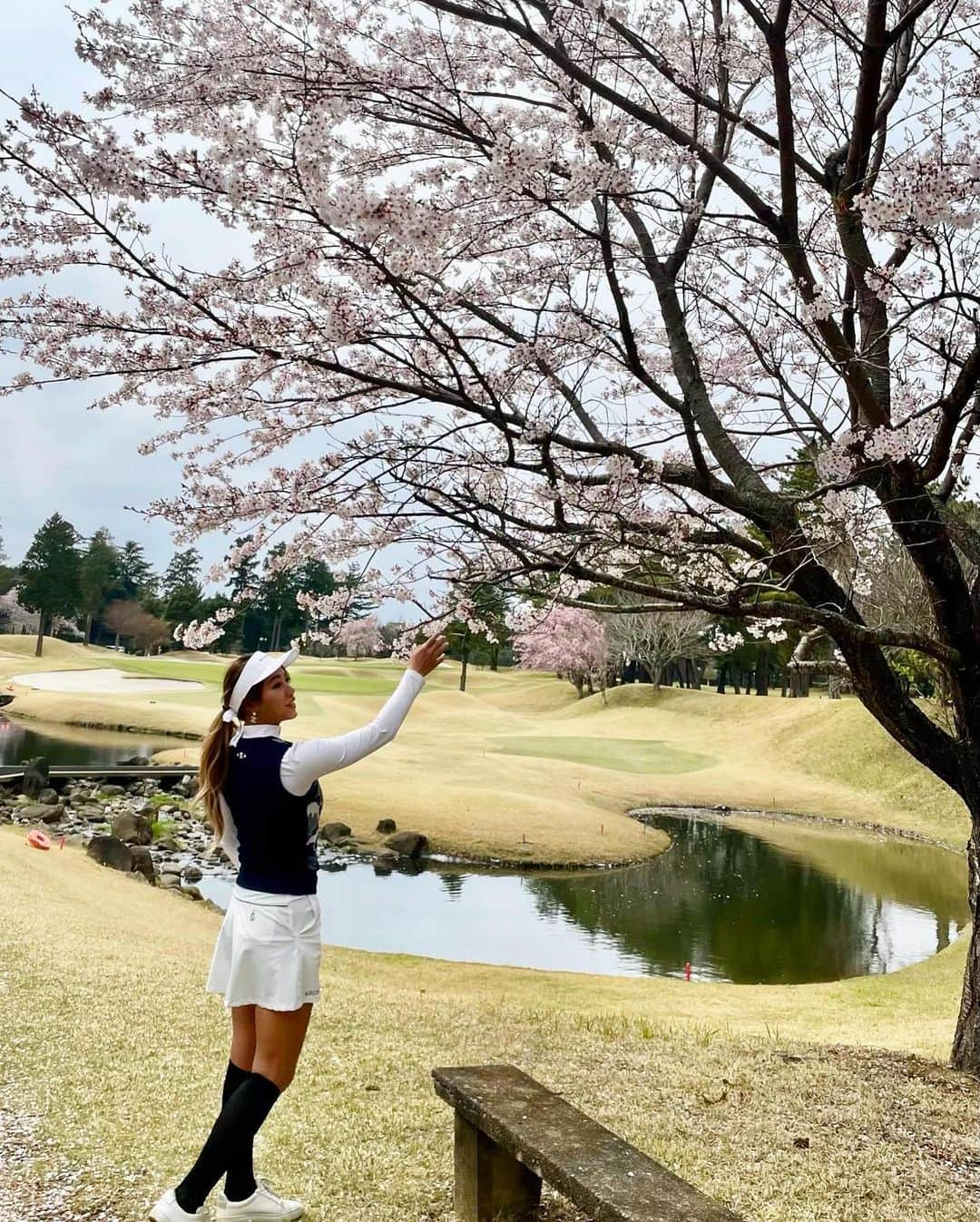 あやのさんのインスタグラム写真 - (あやのInstagram)「今年最後の桜見ラウンドは 太平洋八千代コースでした💓 . 太平洋に吸収される前に よく行ってたゴルフ場なんだけど とっても綺麗になって 同じゴルフ場とは思えなかった✨⛳️ スルーだし、コース綺麗だし ご飯美味しいし推しのゴルフ場🏌️‍♀️ . そしてこの日はアルチビオの @archivio.official_online  新作の白いスカート🌼 ヒラヒラがお上品でとっても 可愛いの😍❤️ 最後の動画もみてみて🤤🌸✨ . . @archivio.official_online  メンズも色使いが楽しいから 是非みてみてねっ🎽🍀🐥🍭💓 . . #golf#golfwear #golfswing  #golflife #golfstagram  #golfr#golflover  #ゴルフ#ゴルフウエア＃ゴルフ場 #ゴルフ男子#ゴルフ女子 #ゴルフコーデ#ゴルフ女子コーデ  #桜#花見ラウンド」4月14日 21時01分 - _ayano_golf