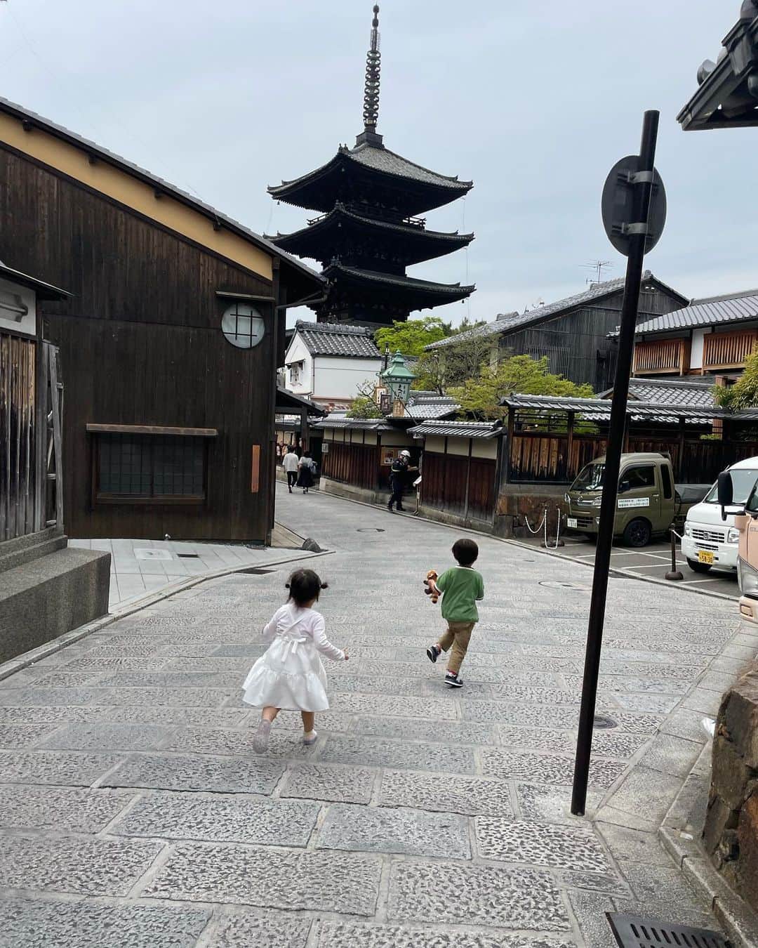 笹川友里さんのインスタグラム写真 - (笹川友里Instagram)「弾丸で関西二泊。 走っている2人👧👦を 追いかけ回した記憶しかない👌」4月14日 21時03分 - sasagawayuri
