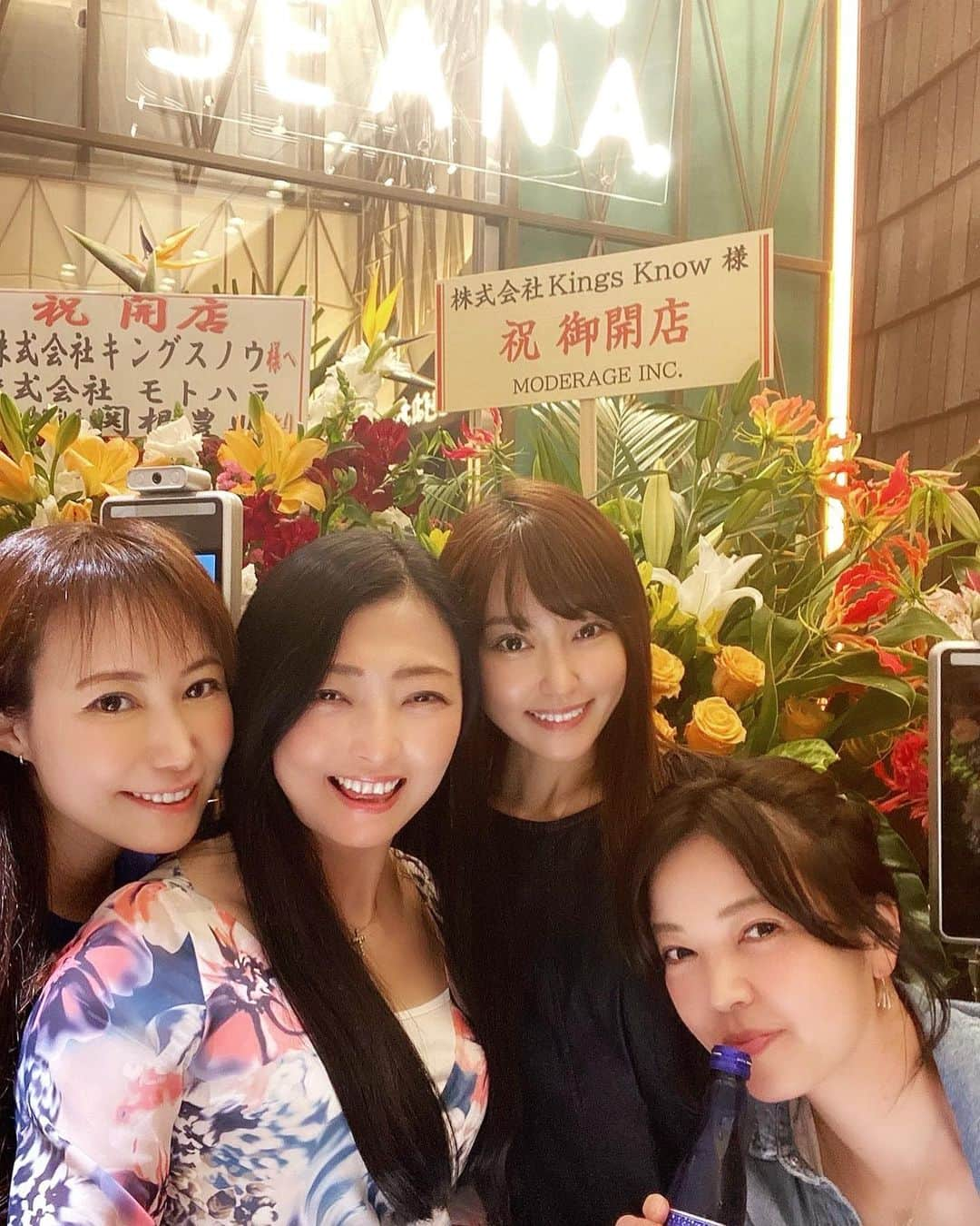 中川祐子さんのインスタグラム写真 - (中川祐子Instagram)「かどはち＆SEANAの レセプションパーティー✨✨ . たくさんの美女の皆さんと ご一緒できて 盛り上がりましたー😍 . お料理も美味しくて 居心地も最高ー‼️☺️✨ . あ、気付いたら ビール瓶持ってる写真多いなー🤣🤣笑 . とにかく楽しかったーー💕💕 . #かどはち #かどはち銀座店 #アジアンダイニング #SEANA #レセプションパーティー #お寿司 #銀座グルメ #銀座寿司 #アジア料理 #カウンターバー #ニューオープン #素敵な空間 #銀座夜景が見える #美女の皆さんと #楽しい時間  #美味しいお料理とお酒 #私は食べる専門です (笑) #happytime  #greatfood #greatfriends #ありがとう」4月14日 21時05分 - nakagawa.yuko