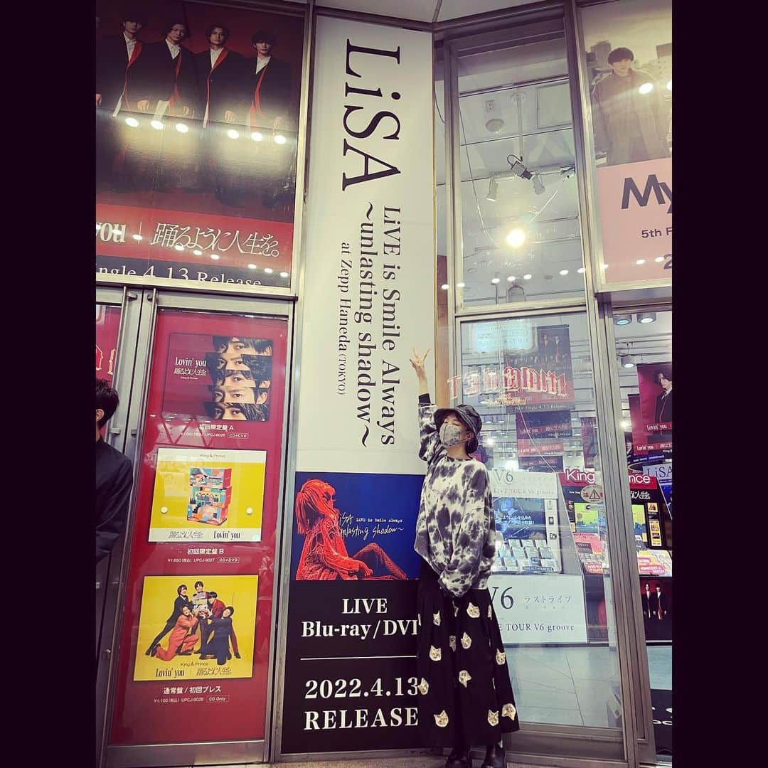 LiSAさんのインスタグラム写真 - (LiSAInstagram)「お仕事帰りにこっそり見てきた👀👣👣👣👣👣エアーアシアト たくさんのお店さんで、ラブレター(DVD)を一緒に大切に届けていただいています。一つ一つコメントも嬉しかったなぁ。ありがとうございます💌 #unlastingshadow」4月14日 21時29分 - xlisa_olivex