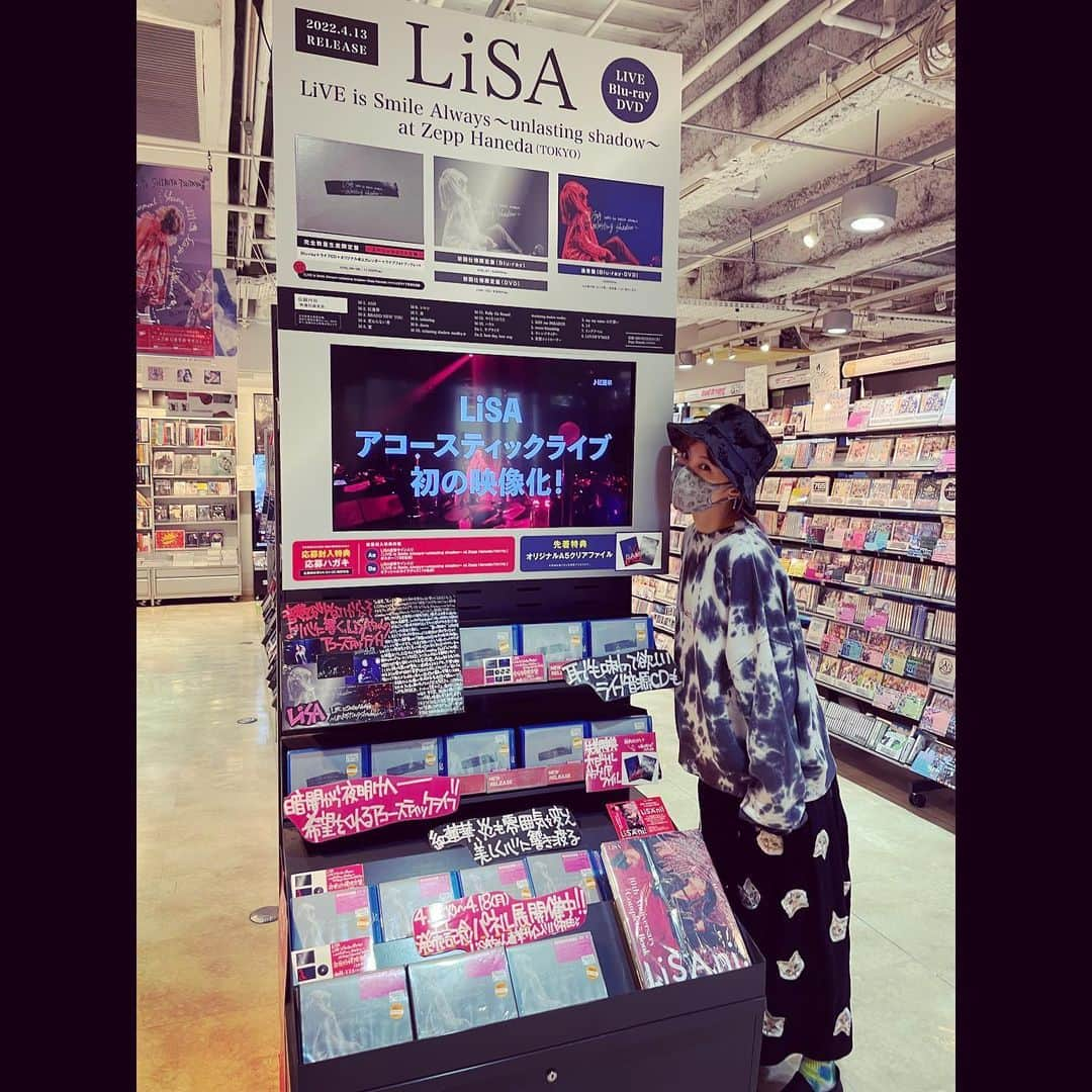 LiSAさんのインスタグラム写真 - (LiSAInstagram)「お仕事帰りにこっそり見てきた👀👣👣👣👣👣エアーアシアト たくさんのお店さんで、ラブレター(DVD)を一緒に大切に届けていただいています。一つ一つコメントも嬉しかったなぁ。ありがとうございます💌 #unlastingshadow」4月14日 21時29分 - xlisa_olivex