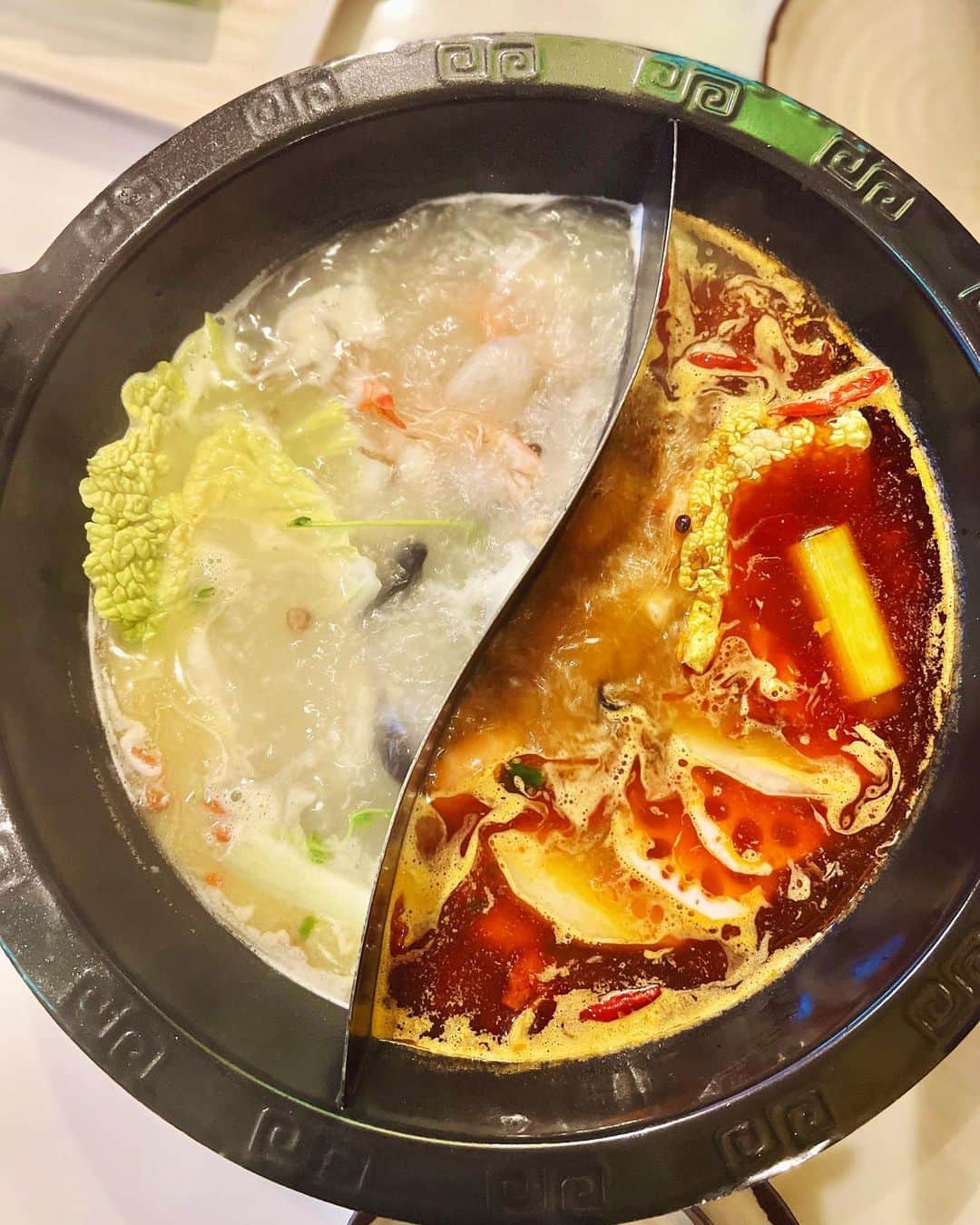 梅谷安里さんのインスタグラム写真 - (梅谷安里Instagram)「昨日はハマり中の火鍋を食べに🔥 @fuyoen_hinabe 🔥 牛、ラム、豚にえびとつみれ、 お野菜と麺とデザートがついた火鍋コースに🔥 つけだれが何種類もあって味変出来るし 大好きなパクチーも大量に入れれて最高でした🤭 辛くて美味しかった〜また行きたいなん🔥 #fuyoen#芙蓉園#火鍋 #🔥#🇨🇳」4月14日 21時33分 - anriworld