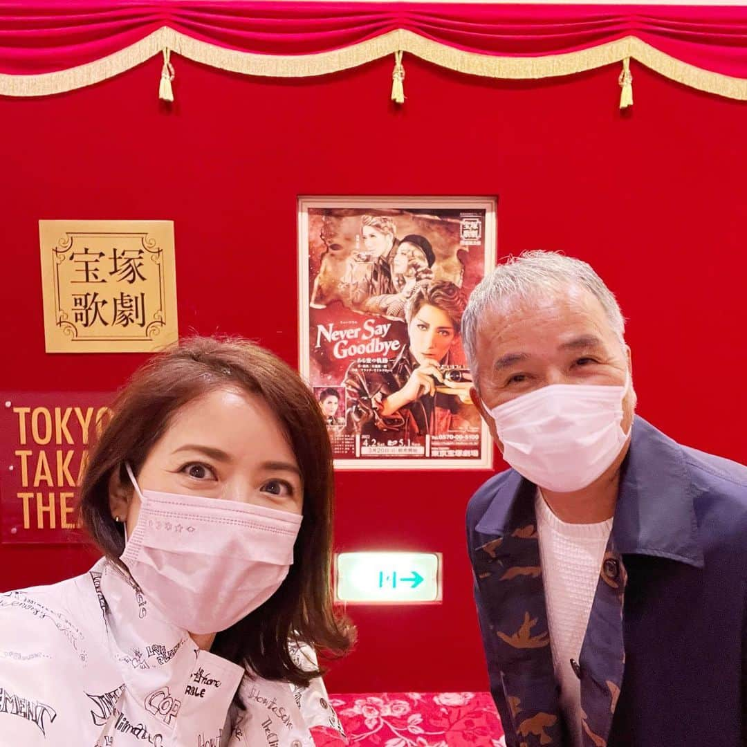 江口ともみさんのインスタグラム写真 - (江口ともみInstagram)「ひゃーくんだよ‼️  ボク初めて宝塚の公演観てきたよ かあさんの大好きな真風さん💜 カッコよかった😊 てかみーんなカッコよかった🙌  でね、帰ってきてもおうちで同じ公演かあさん観てると思ったら夕方は新人公演てやつで、7年目までの生徒さんでやる公演なんだってぇ  演じる人変わるとまた新鮮だね  今日は舞台機構の不具合あって開演遅れたりセット出てこないとこあったりしたけど、ジェンヌさんたち即対応して演じてたよ  舞台って生物だから大変だけど、だからこそ見応えあって素敵だよね  ボクもファンになった💜  またいつか連れてってもらおーっと✨あ、今日はとおさんとかあさんペアルックじゃなかったよ🤣  あ、インスタではかあさん載せてないね。昨日のとおさんのインスタかかあさんのブログ見たらなんの事かわかるよぉ😁  #fumofumosan #フモフモさん #ひゃーくん #宝塚宙組公演 #neversaygoodbye  #ネバーセイグッバイ  #東京宝塚劇場 #新人公演配信」4月14日 22時05分 - tomomin.eguchi