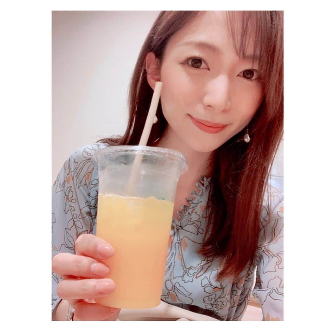 速水里彩さんのインスタグラム写真 - (速水里彩Instagram)「.  4月14日はオレンジデー🍊🧡  大切な人にオレンジにまつわるものをプレゼントして 愛を確かめる日なんですよ〜✨ 仕事終わりにビタミンチャージ🥤💕  思えば入社1年目、初めてのニュース取材が オレンジデー🍊の取材でした！ ドキドキしながら街の人に インタビューしたなぁ🤣懐かしい〜  . #オレンジデー #🍊 #オレンジジュース  #懐かしの写真 #みきゃん #🤣」4月14日 22時28分 - hayami.risa