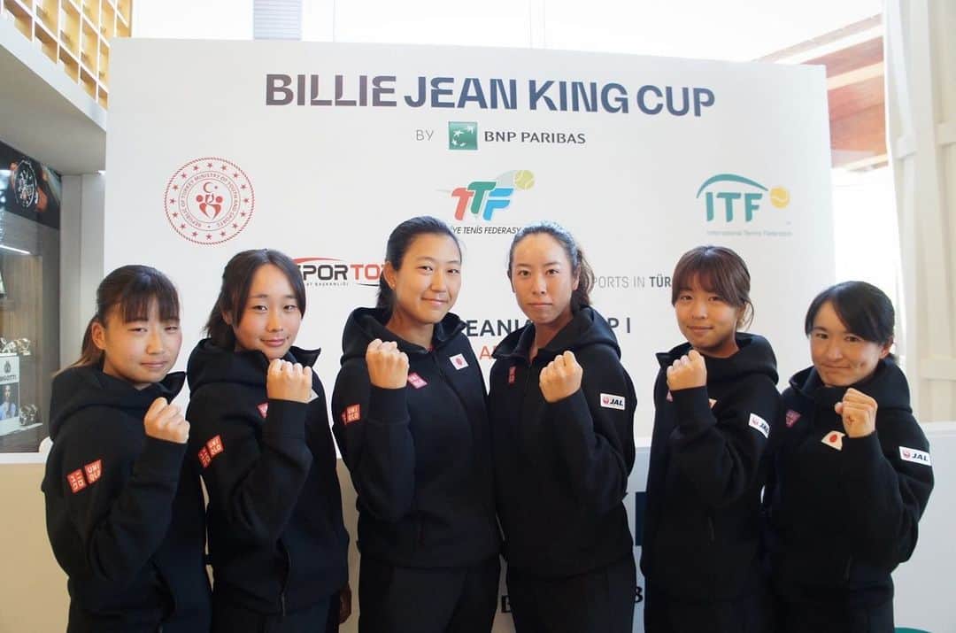 柴原瑛菜さんのインスタグラム写真 - (柴原瑛菜Instagram)「🎾BJK CUP 2022🏆 #TeamJapan🇯🇵   ✨ いつも応援ありがとうございます！ 無事に国別対抗戦BJKカップスタートしました！日本を代表して戦える事、すごく誇りに思います！チームで戦える事もすごく楽しいです！ 全試合勝ち抜けるように全力で頑張りたいと思います！💪🇯🇵  #BillieJeanKingCup #GoJapan #TeamJapan #JTA」4月15日 3時53分 - enashibs
