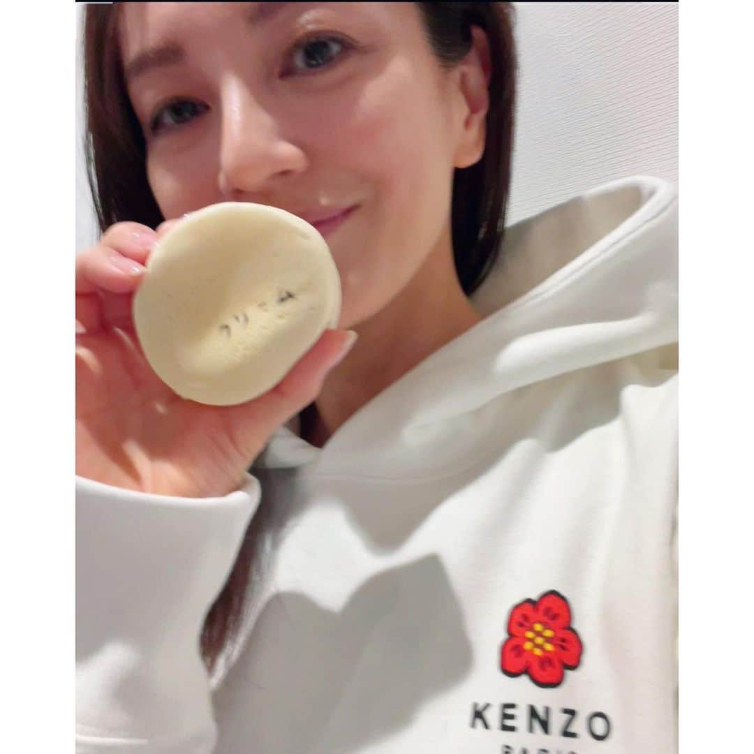 牧瀬里穂さんのインスタグラム写真 - (牧瀬里穂Instagram)「鶴瓶師匠の鶴瓶噺の 初日に行ってきました 19時開演で普通なら夕食の時間、、、 そしてたくさん笑うことを想像して友達と 「何かお腹に入れておこう」と 1時間前には三軒茶屋に着いて 私の大好きな今川焼屋さんで 今川焼　餡子とカスタードクリーム (中身がわかるように刻印してあるんですよ)を買って 天気も良かったので外のベンチで食べながら 開演時間を待ってました その日は曜日限定の白い今川焼で 皮がモチモチして美味しかった さすがにいっぺんに2個食べられなかったので 翌日に食べようと思ったけど 鶴瓶噺、笑って笑って🤣‼️笑うって体力使うんですよね 帰宅したのは10時ごろだったけど お腹すいちゃって残りの1個食べちゃいました 自分の意思の弱さも反省だけど 大好きな今川焼を食べながら 鶴瓶噺を思い出し また笑うのは幸せな時間でした😊」4月15日 10時37分 - rihomakise