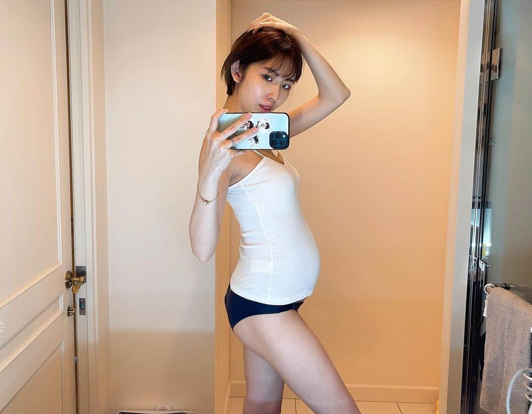 菊池瑠々さんのインスタグラム写真 - (菊池瑠々Instagram)「妊娠18週目🤰💓 YouTubeのコメントにもお腹見たいってコメントがあったので☺️  お腹もだんだん大きくなってきて、私服でもお腹がわかるようになってきた！ 今までの妊娠の中でお腹が大きくなるスピードが一番早い気がする‼️ お腹が伸びやすくなったのか、食べ過ぎちゃんなのか笑  お腹のおかげで腰痛の日々痛くなってます😂 ベルトが手放せない！！ 歪みも酷いだろうから産後はちゃんとメンテナンスしないとなー！！ 筋肉も落ちたから運動も徐々に始めたいな🧘🏻‍♀️←ちなみにヨガは苦手w  #妊娠18週#お腹の記録#妊婦 #インターナショナルスクール  #妊娠5ヶ月#安定期#第4子 #年の差夫婦#26歳差夫婦 #ママ#ママモデル#年の差婚 #2歳差育児#年子#長男 #3人のママ#3人育児#3児ママ #男の子ママ#女の子ママ #2歳#3歳#5歳#姉妹ママ #pregnant#mama#孕妇」4月15日 11時04分 - rurururu38