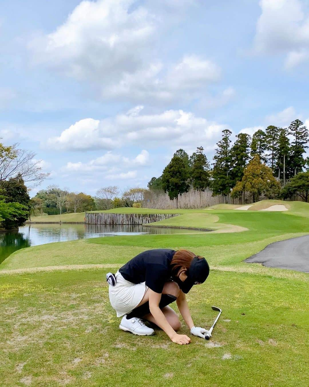 狩野舞子さんのインスタグラム写真 - (狩野舞子Instagram)「・ 大好きなお姉ちゃん達 岩崎恭子さん @kyo_koiwasaki  望月理恵さん @mochiee28  潮田玲子さん @reikoshiota_official  とのゴルフ🥰 天気が最高に良くて、むしろ汗だくゴルフ⛳️💦笑 ・ 本当に楽しかったー🌸 ありがとうございました☺️ それにしても1枚目の写真、私大き過ぎないか？ トリックアートに見える😂笑 ・ #golf #ゴルフ #水切り選手権優勝 #世界の車窓から  #奇跡のニアピン賞 #noppomaikogolf」4月15日 11時33分 - kanochan715