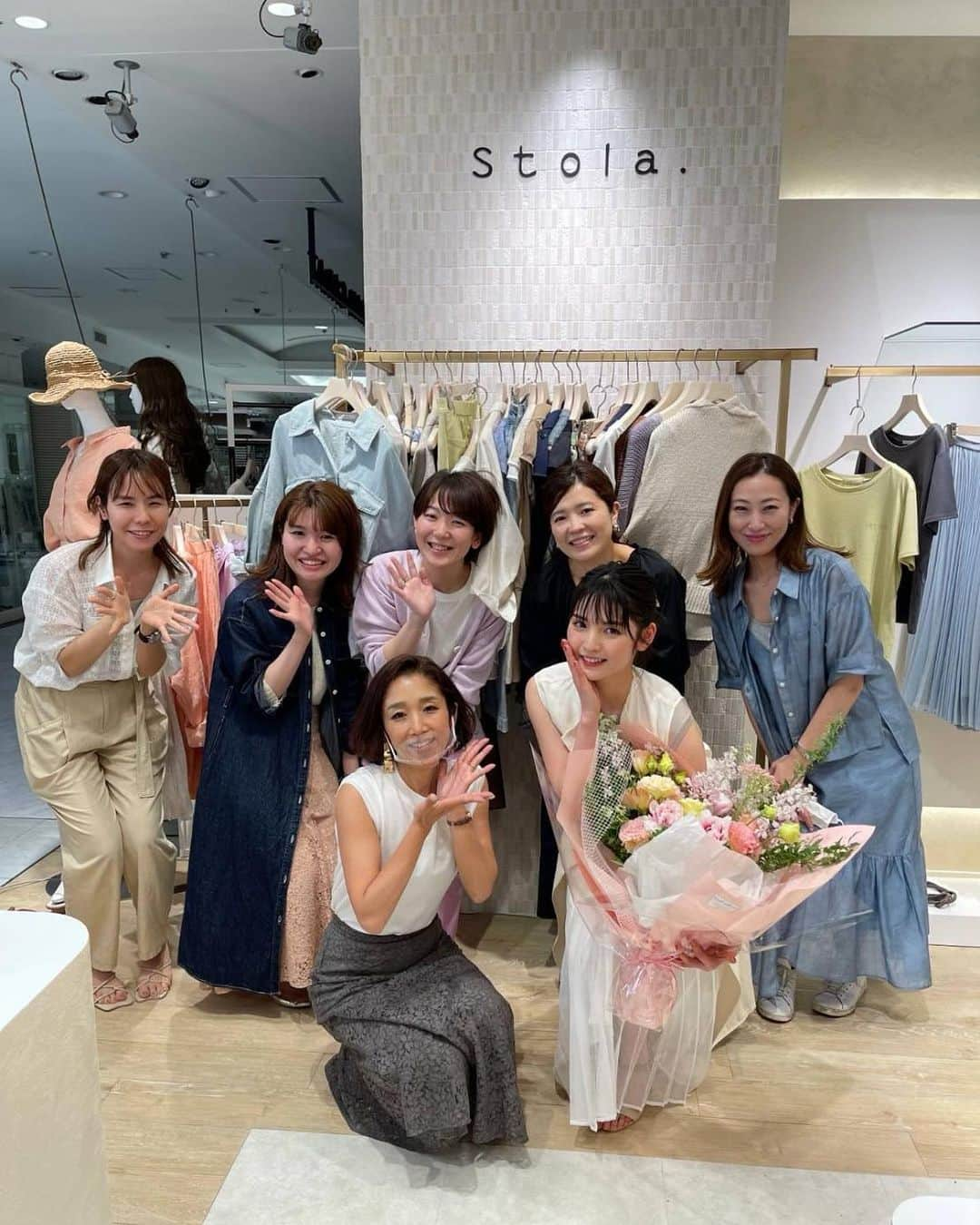 道重さゆみさんのインスタグラム写真 - (道重さゆみInstagram)「昨日は、『Stola.×美人百花』のインスタライブに出演しましたっ💓  スタイリストの弓桁いずみさんと一緒に🌈  ストラさんのお洋服は、本当に着ていて心地良いし、お上品で可愛さもキレイさもあって大好きです♡♡♡  配信後に、ストラさんから可愛すぎる大きなお花までいただいちゃいました💐 『さゆみちゃんカラーです💕』とのことで、すごく嬉しかったです💖 ストラの皆さんと写真も一緒に撮っていただいました！ ありがとうございました！！✨  アーカイブが残ってるので、 まだの方、見返したい方は是非❣️ @bijinhyakka  @stola.jp」4月15日 12時38分 - sayumimichishige0713