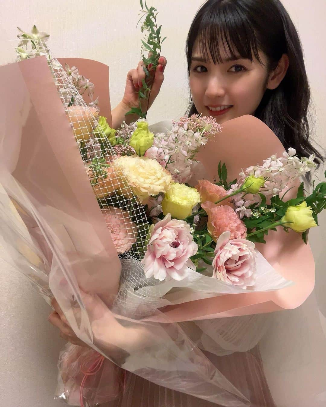 道重さゆみさんのインスタグラム写真 - (道重さゆみInstagram)「昨日は、『Stola.×美人百花』のインスタライブに出演しましたっ💓  スタイリストの弓桁いずみさんと一緒に🌈  ストラさんのお洋服は、本当に着ていて心地良いし、お上品で可愛さもキレイさもあって大好きです♡♡♡  配信後に、ストラさんから可愛すぎる大きなお花までいただいちゃいました💐 『さゆみちゃんカラーです💕』とのことで、すごく嬉しかったです💖 ストラの皆さんと写真も一緒に撮っていただいました！ ありがとうございました！！✨  アーカイブが残ってるので、 まだの方、見返したい方は是非❣️ @bijinhyakka  @stola.jp」4月15日 12時38分 - sayumimichishige0713