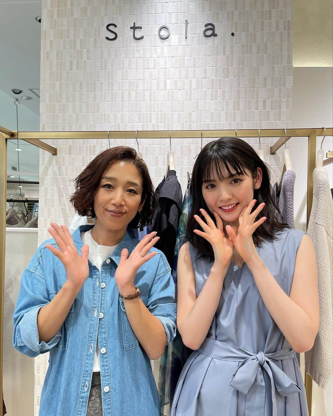 道重さゆみさんのインスタグラム写真 - (道重さゆみInstagram)「昨日は、『Stola.×美人百花』のインスタライブに出演しましたっ💓  スタイリストの弓桁いずみさんと一緒に🌈  ストラさんのお洋服は、本当に着ていて心地良いし、お上品で可愛さもキレイさもあって大好きです♡♡♡  配信後に、ストラさんから可愛すぎる大きなお花までいただいちゃいました💐 『さゆみちゃんカラーです💕』とのことで、すごく嬉しかったです💖 ストラの皆さんと写真も一緒に撮っていただいました！ ありがとうございました！！✨  アーカイブが残ってるので、 まだの方、見返したい方は是非❣️ @bijinhyakka  @stola.jp」4月15日 12時38分 - sayumimichishige0713