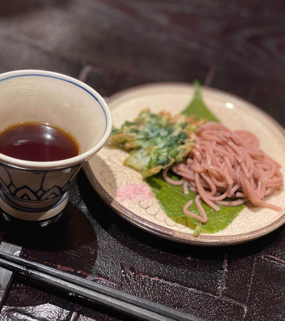 ゆうめろさんのインスタグラム写真 - (ゆうめろInstagram)「熱海さんが🔖♡ この旅館の夜ご飯が美味しかった🥰❤️ 特に、伊勢海老と桜そばと炊き込みご飯が美味しかった🦐✨ たくさんの量があったけど、 美味しすぎてペロリと平らげちゃった🥺💗！ またのんびり温泉に行きたいな〜〜 ・ #熱海さんが  #熱海旅行」4月15日 12時52分 - yk.o0