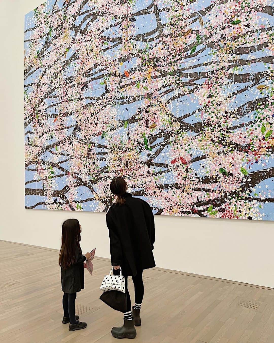 翁安芸さんのインスタグラム写真 - (翁安芸Instagram)「DAMIEN HIRST CHERRY BLOSSOMS🌸  雨の日の金曜日。娘の学校がお休みだったので、一緒に行きたかった国立新美術館で開催中のダミアン・ハースト展へ。  ダミアンのカラフルなドットが進化した、大きな桜はどれも自然の美しさと魅力、エネルギーを感じました🌸　外の桜は散ってしまいましたが、ダミアンの桜でお花見気分にも✨ 子供と行くにもおすすめの広々とした空間で、ゆっくり楽しめました☺️  インタビュー動画のコーナーもダミアンと作品についてもっと知れて良かったです💗  Beautiful morning with @damienhirst @yuki_shunkohsha and @ryunosuke_aoyagi 🌸 @thenationalartcentertokyo   #ダミアンハースト #桜 #damienhirst #cherryblossoms #ダミアンハースト桜」4月15日 14時44分 - akinyc