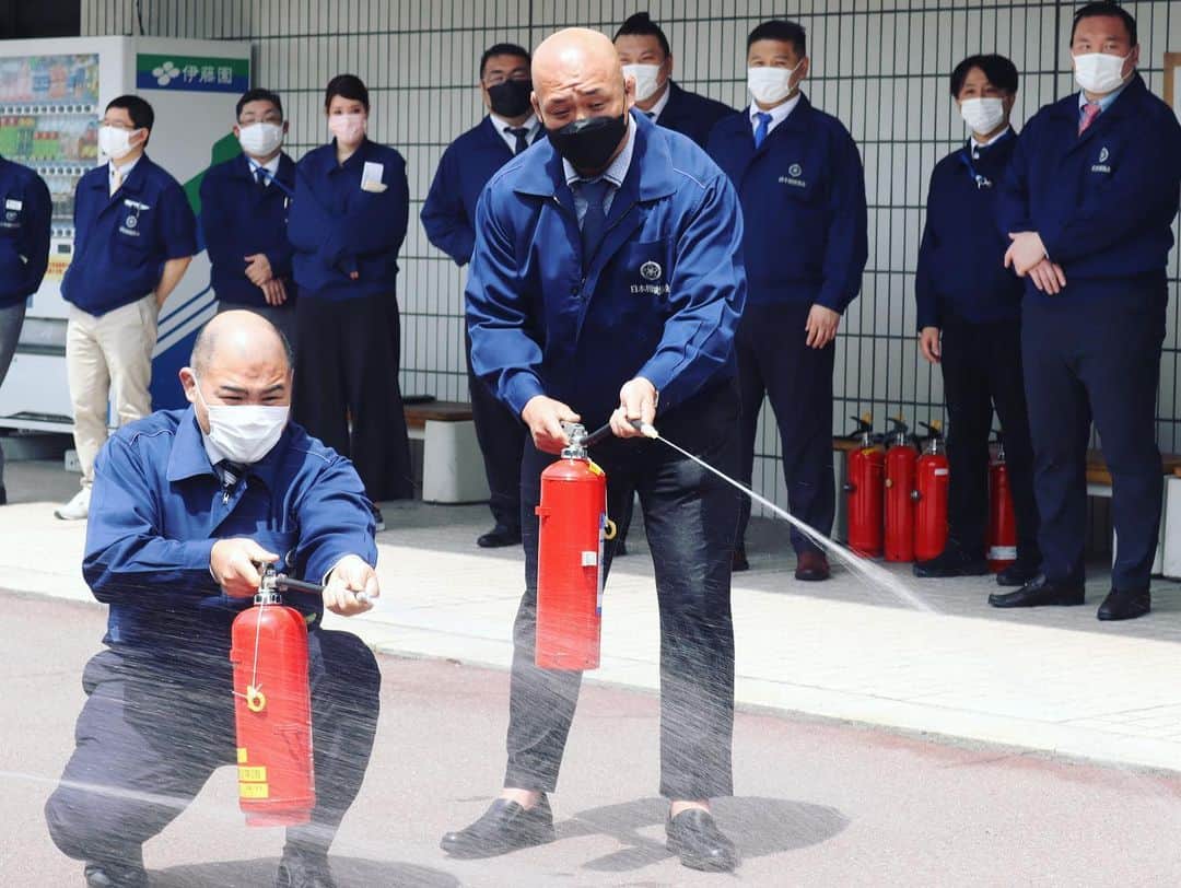 日本相撲協会さんのインスタグラム写真 - (日本相撲協会Instagram)「五月場所に向けて行われた自衛消防訓練の様子です。  本所消防署員の方の指導で、放水訓練、消火器の訓練を行いました。  #sumo #相撲 #消防訓練 #消火器 #力士 #お相撲さん #おすもうさん #sumo #japanphoto #sumowrestlers #japanculture #五月場所」4月15日 14時57分 - sumokyokai