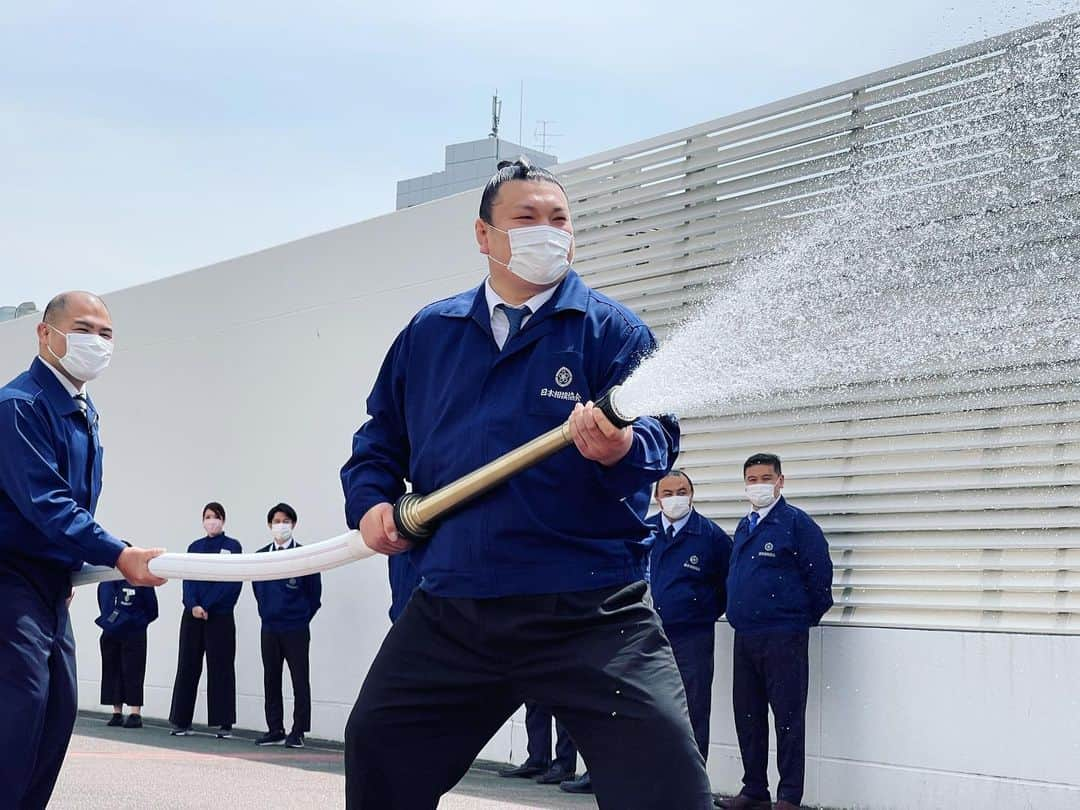 日本相撲協会さんのインスタグラム写真 - (日本相撲協会Instagram)「五月場所に向けて行われた自衛消防訓練の様子です。  本所消防署員の方の指導で、放水訓練、消火器の訓練を行いました。  #sumo #相撲 #消防訓練 #消火器 #力士 #お相撲さん #おすもうさん #sumo #japanphoto #sumowrestlers #japanculture #五月場所」4月15日 14時57分 - sumokyokai