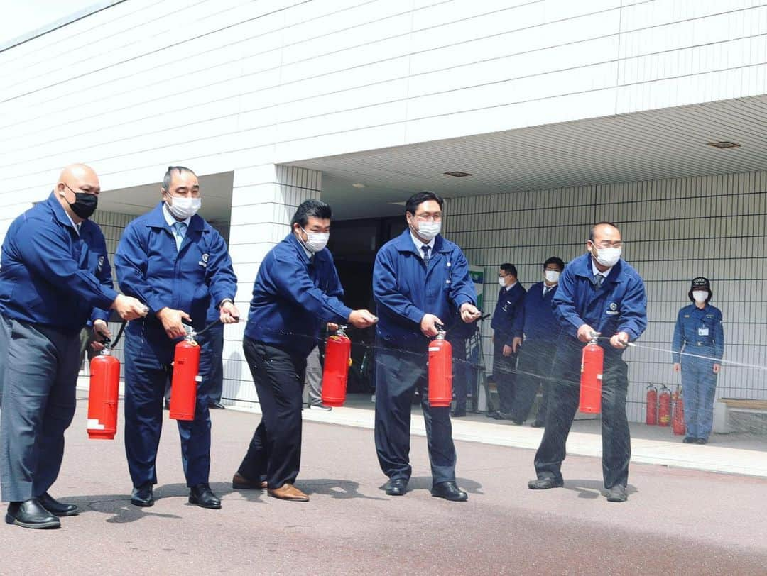 日本相撲協会さんのインスタグラム写真 - (日本相撲協会Instagram)「五月場所に向けて行われた自衛消防訓練の様子です。  本所消防署員の方の指導で、放水訓練、消火器の訓練を行いました。  #sumo #相撲 #消防訓練 #消火器 #力士 #お相撲さん #おすもうさん #sumo #japanphoto #sumowrestlers #japanculture #五月場所」4月15日 14時57分 - sumokyokai