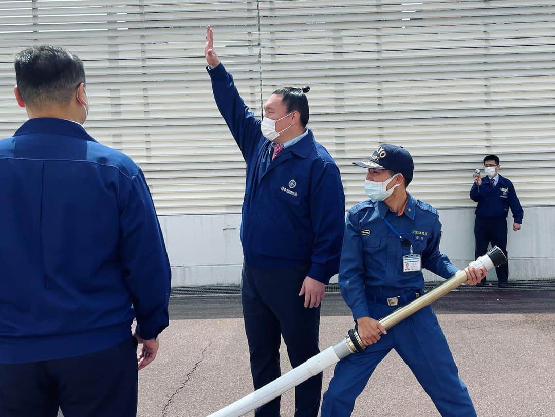 日本相撲協会さんのインスタグラム写真 - (日本相撲協会Instagram)「五月場所に向けて行われた自衛消防訓練の様子です。  本所消防署員の方の指導で、放水訓練、消火器の訓練を行いました。  #sumo #相撲 #消防訓練 #消火器 #力士 #お相撲さん #おすもうさん #sumo #japanphoto #sumowrestlers #japanculture #五月場所」4月15日 14時57分 - sumokyokai