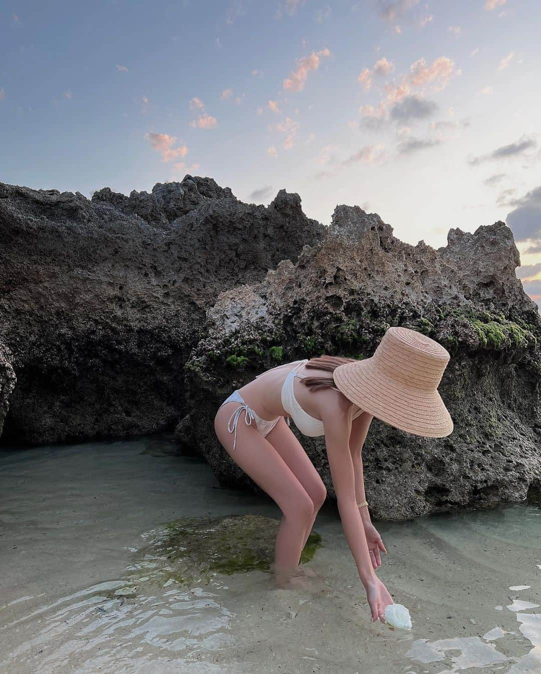 梯真奈美さんのインスタグラム写真 - (梯真奈美Instagram)「夕暮れ時の海ってすごく穏やかで好きだなぁ🌊🌅  #海 #サンセット #ビーチ #沖縄 #古宇利島 #okinawa #eimyistoire」4月15日 16時40分 - official_manami