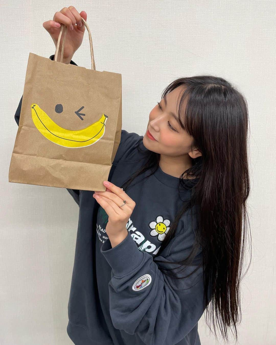 白間美瑠さんのインスタグラム写真 - (白間美瑠Instagram)「スタバの新作🍌🍌 美味しくて、見た目も可愛い ❤️🤍💛💙💚🧡💜 #毎日投稿 #毎日スタバ #アホ毛　#多くて　#加工したら　#変なった　#何かいいアプリ教えてください」4月15日 18時38分 - shiro36run